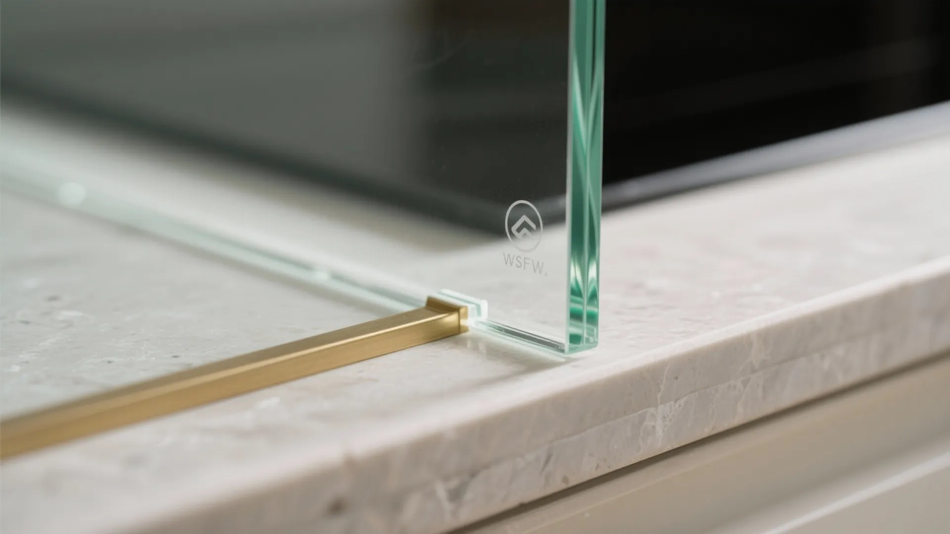 The Airy Clarity of a Glass Backsplash