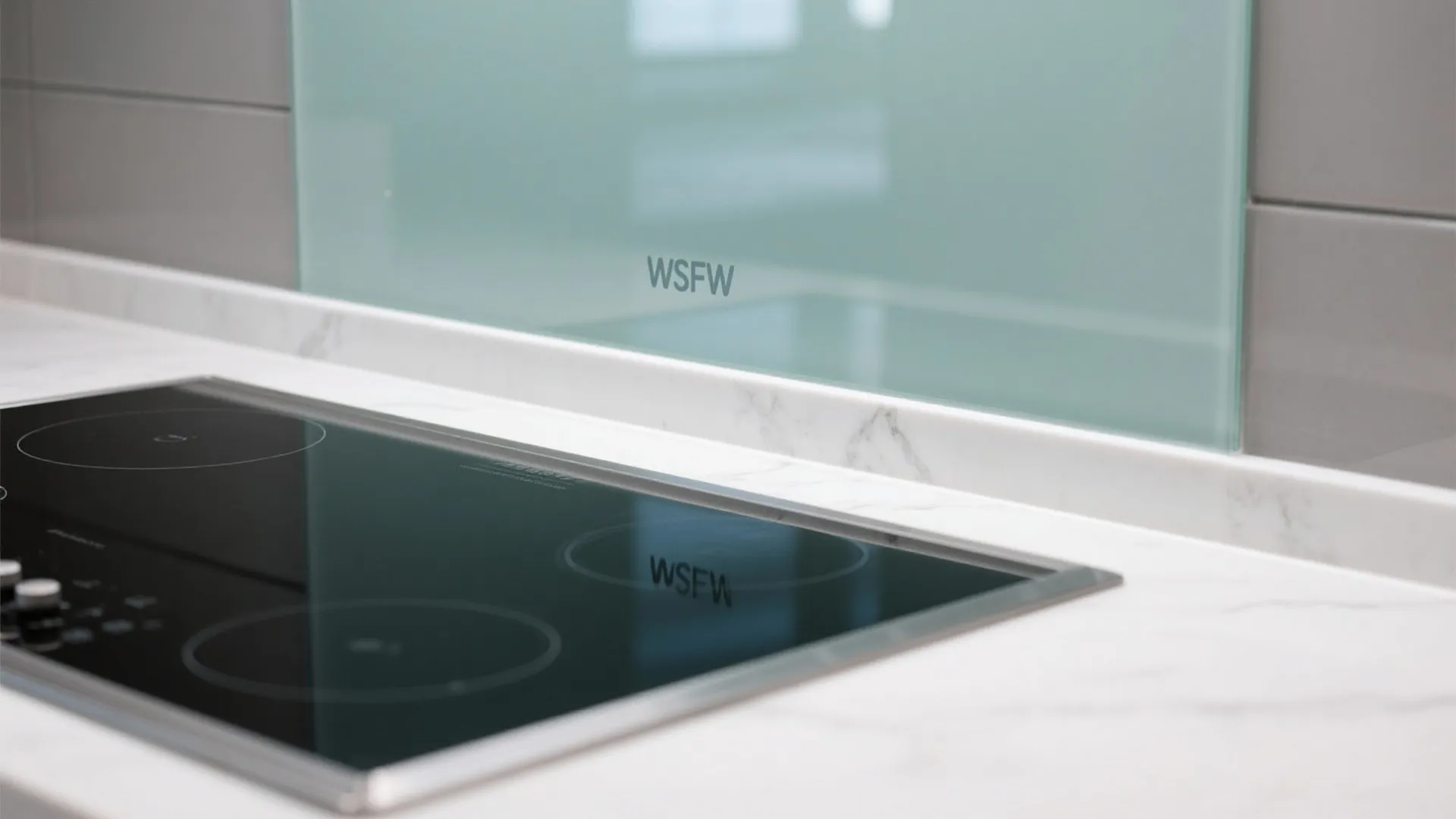 Glass backsplash for light and easy cleaning