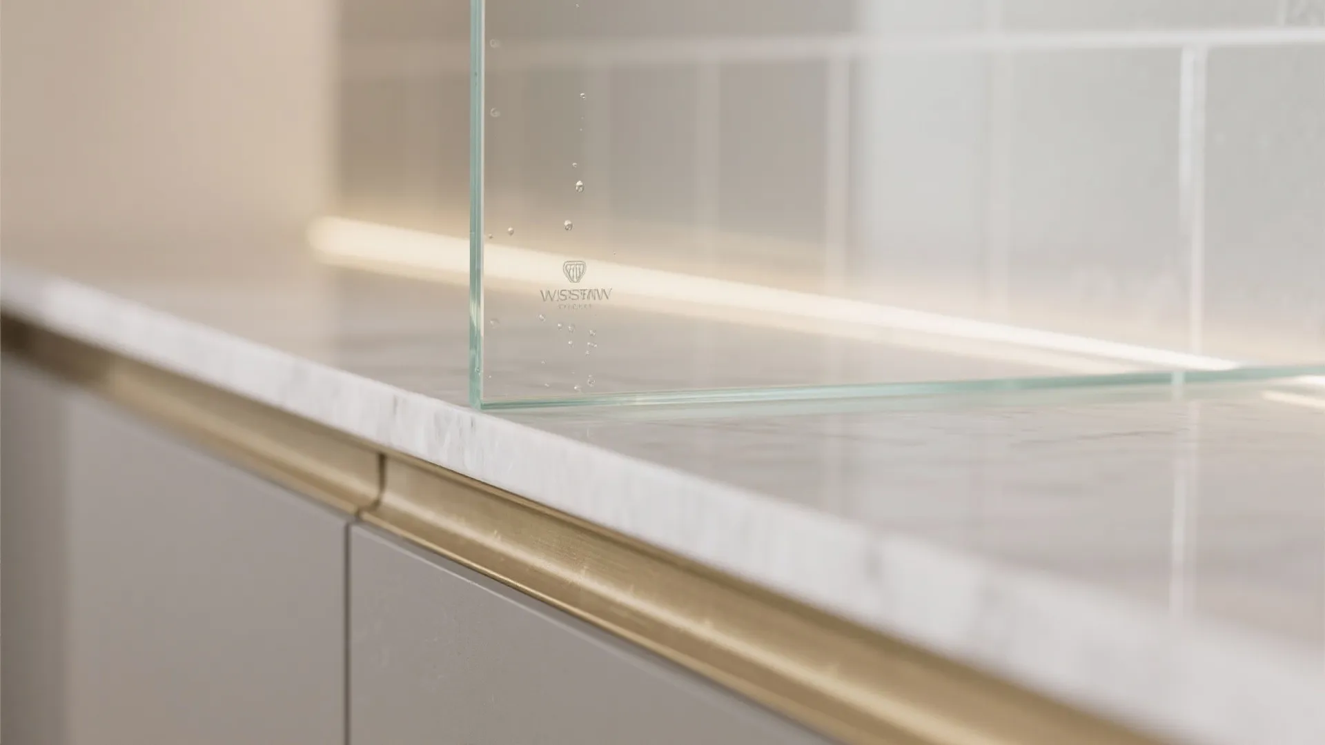 Glass Backsplash for Light and Easy Cleaning