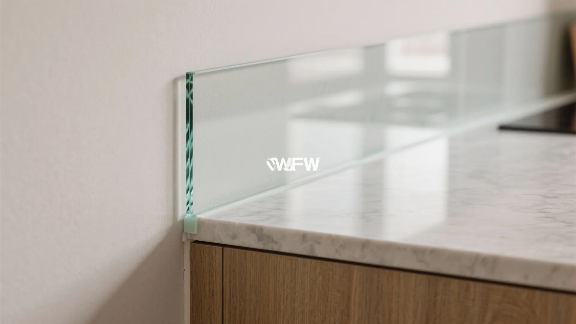 Glass backsplash clarity for a study-like focus