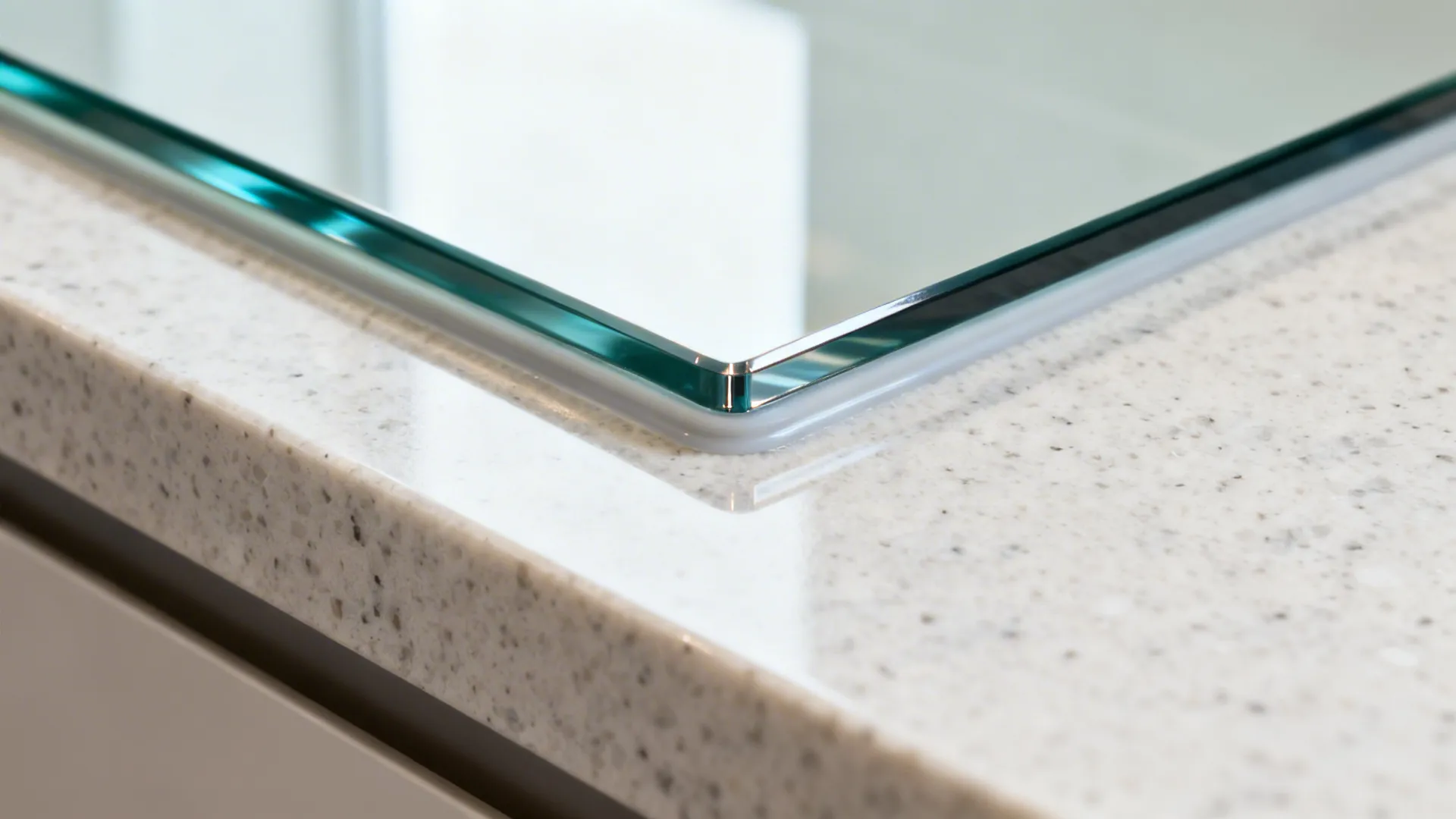 Shimmer and air: the glass backsplash effect