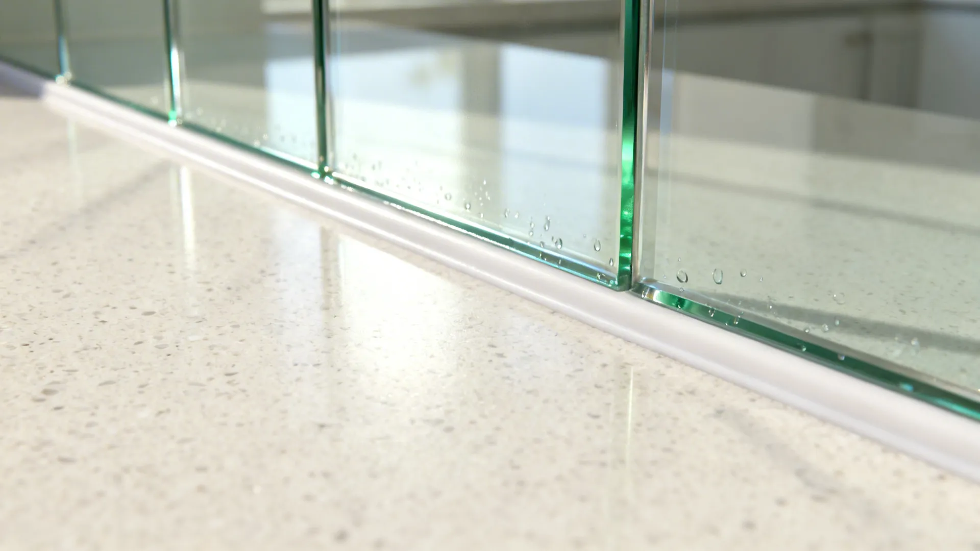 Glass Backsplash for Light and Easy Cleaning