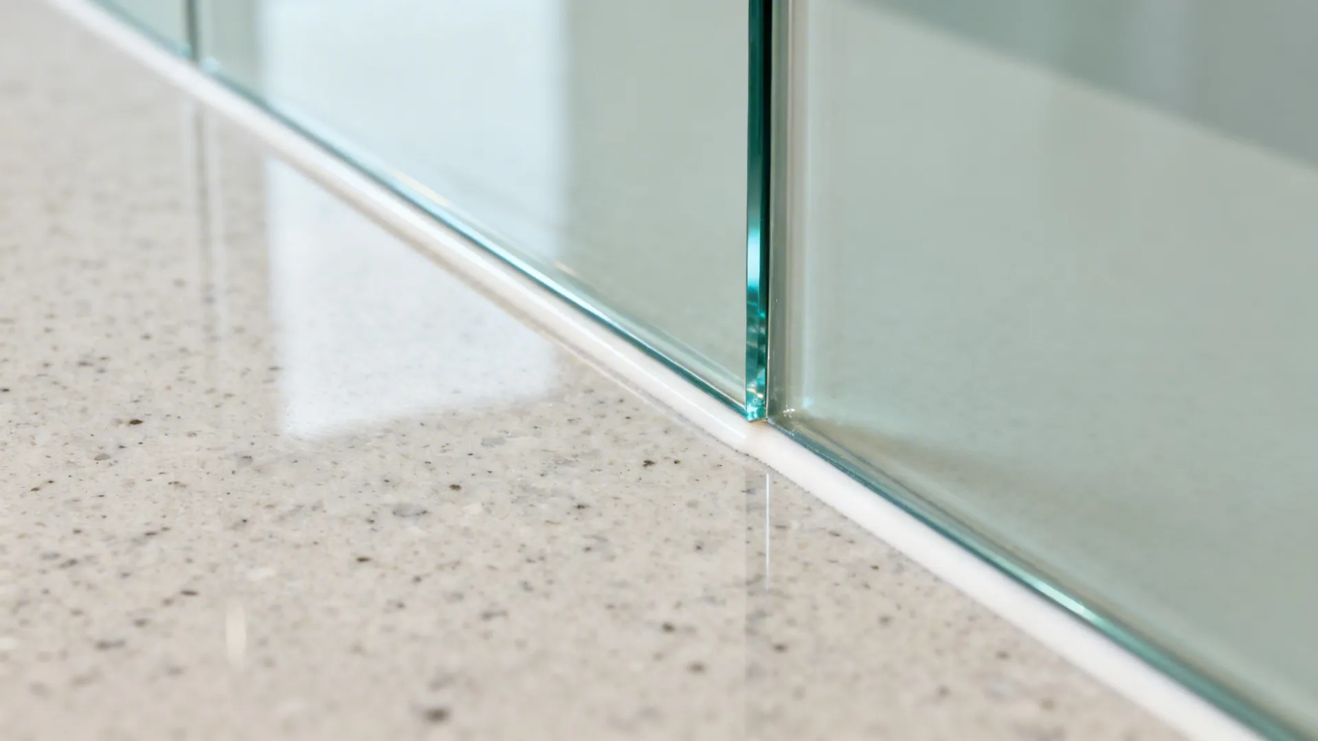 Glass Backsplashes for Light and Depth