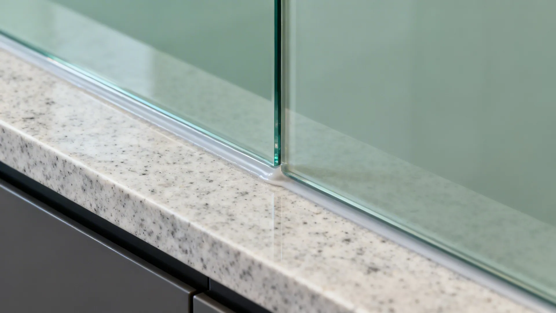 Idea 2: Glass Backsplash for Light and Depth