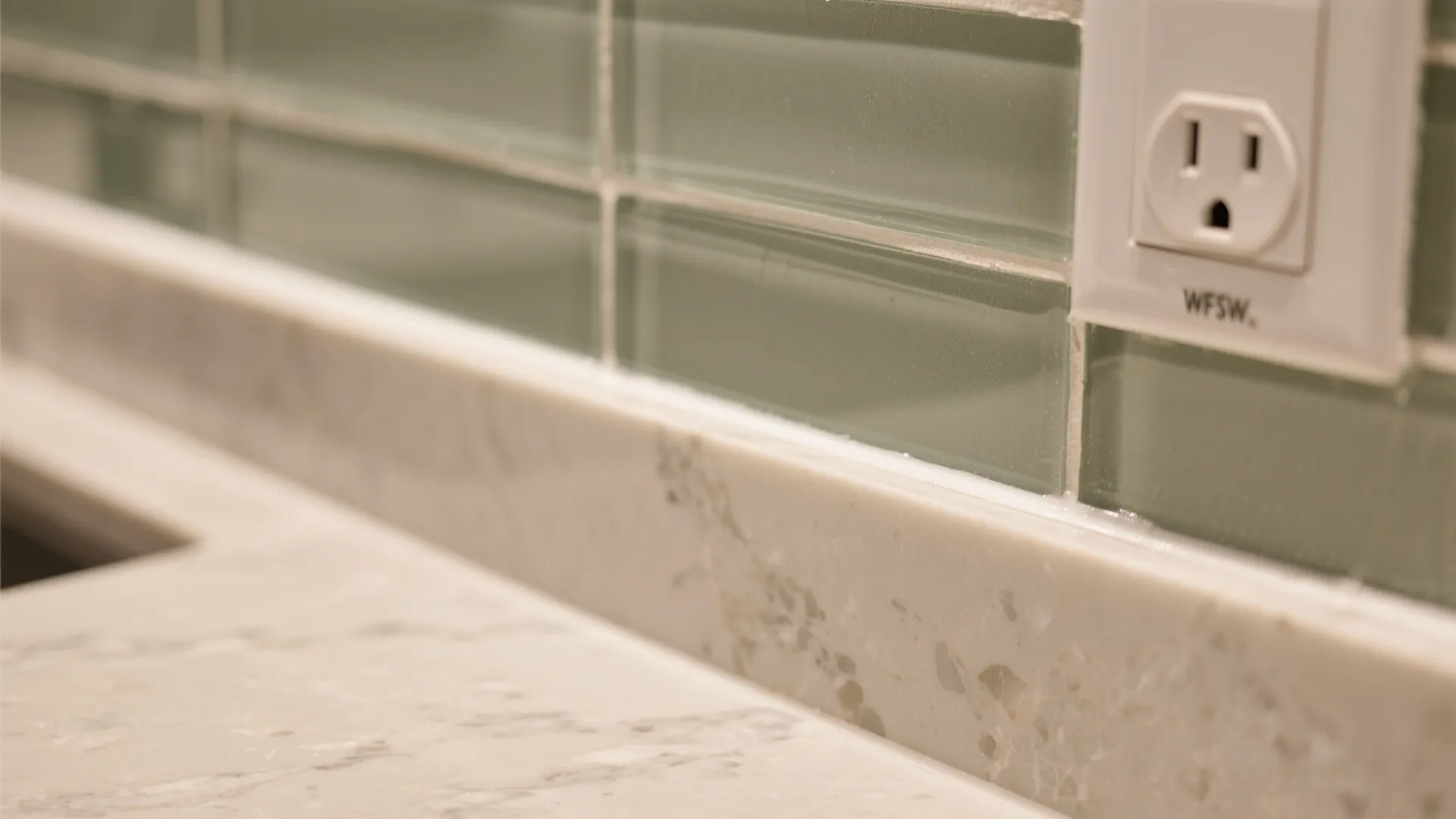 Glass Backsplash for Brightness and Easy Cleaning