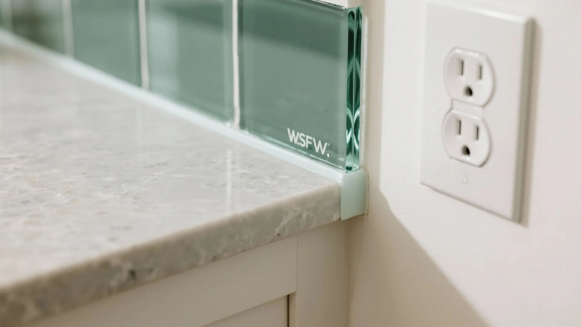 The clear-light magic of a glass backsplash