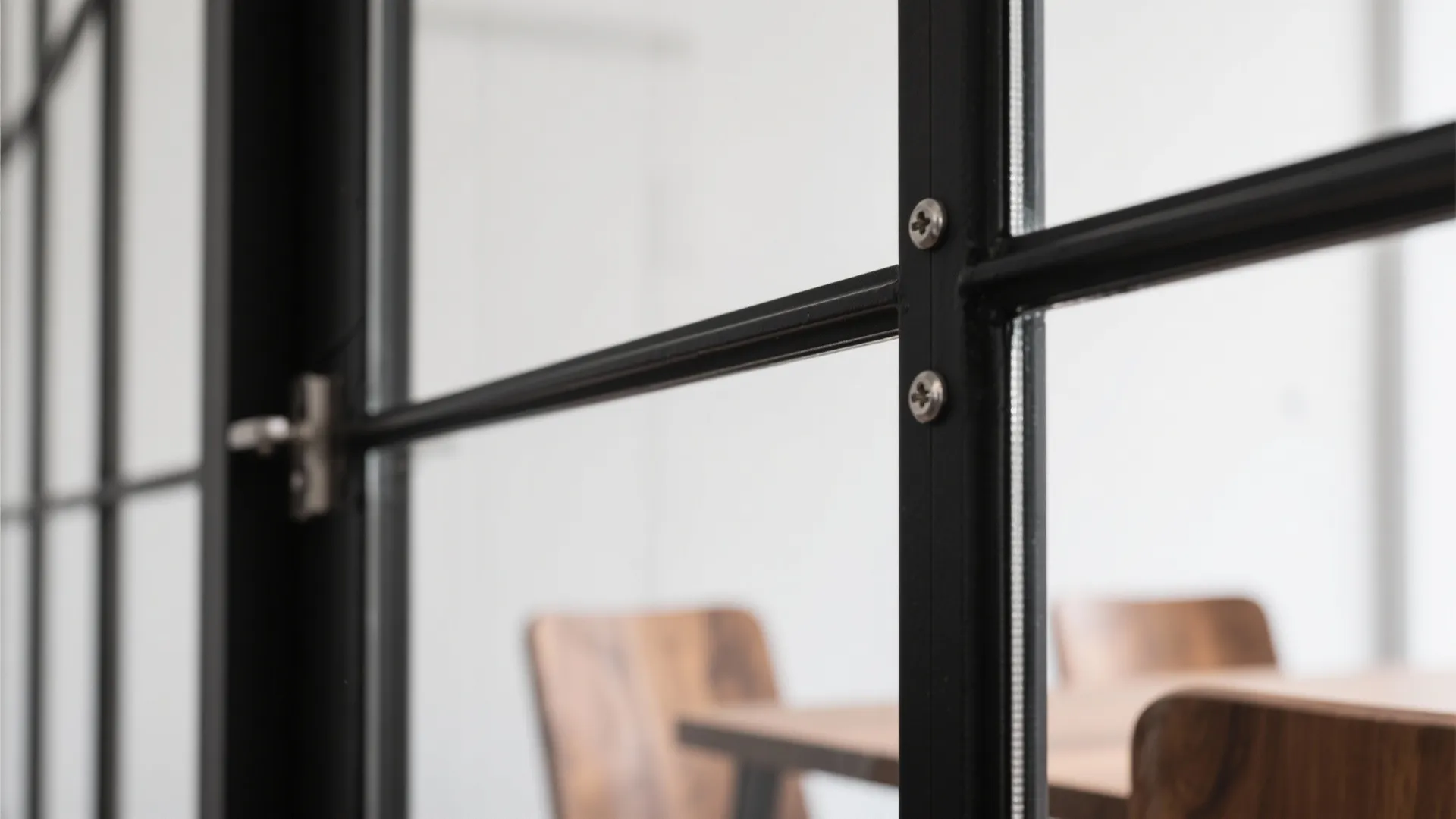 Framed glass partitions for light and quiet