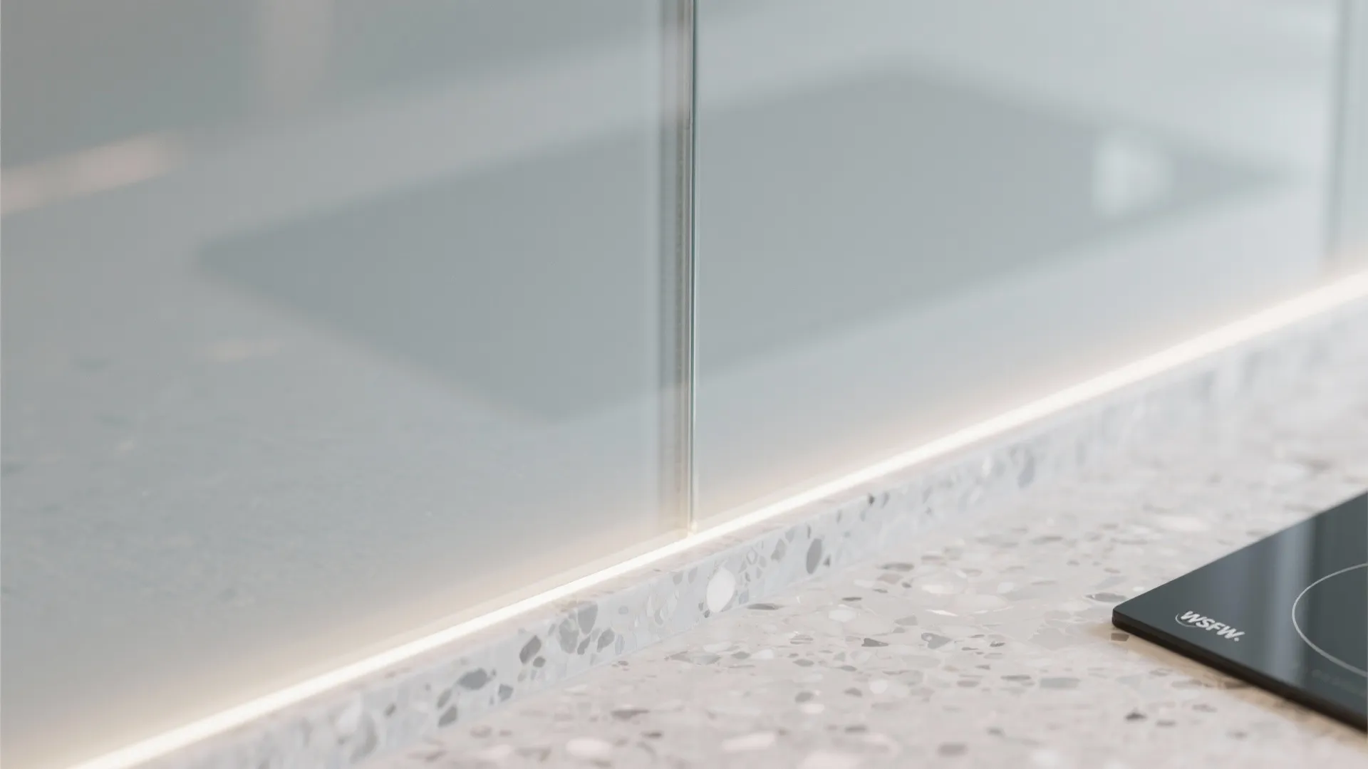 Glass Backsplash for Bright, Easy-Clean Walls