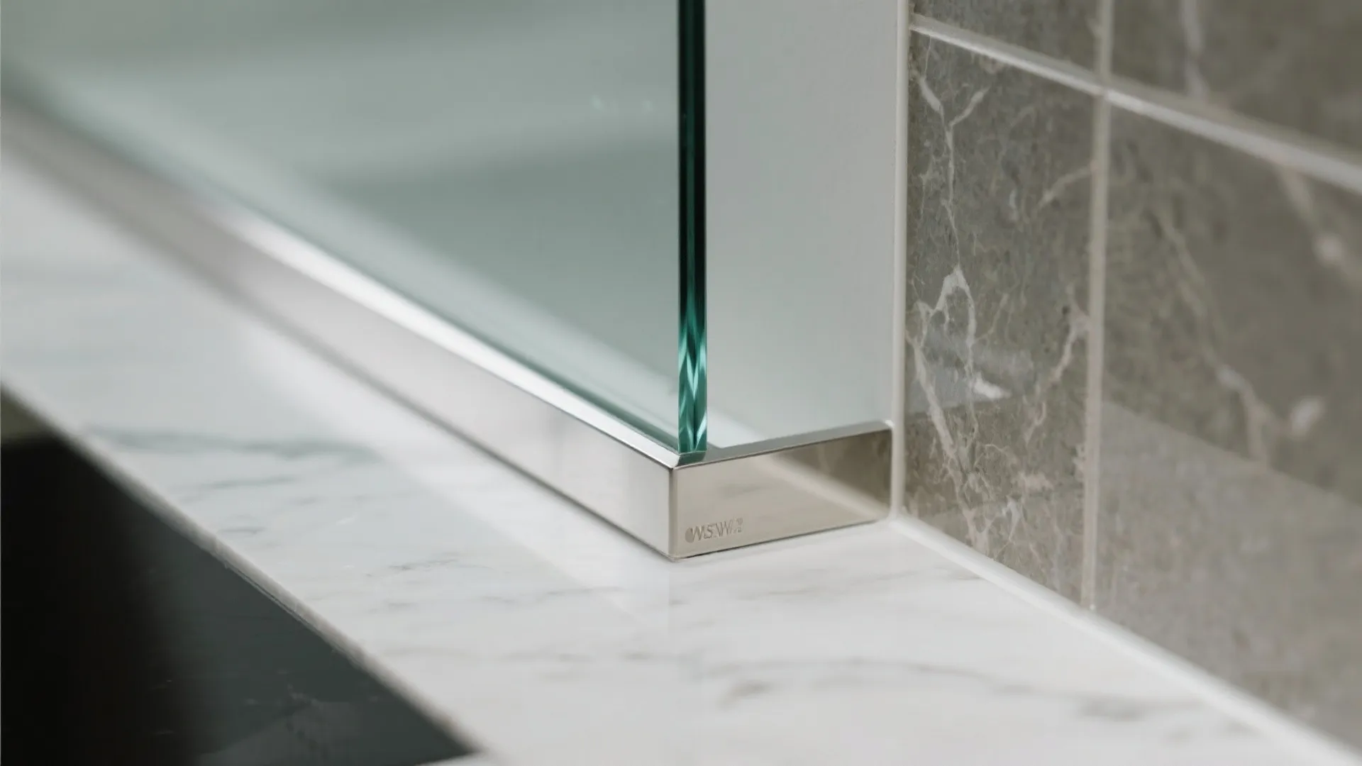 Glass backsplash for bright, easy-clean surfaces