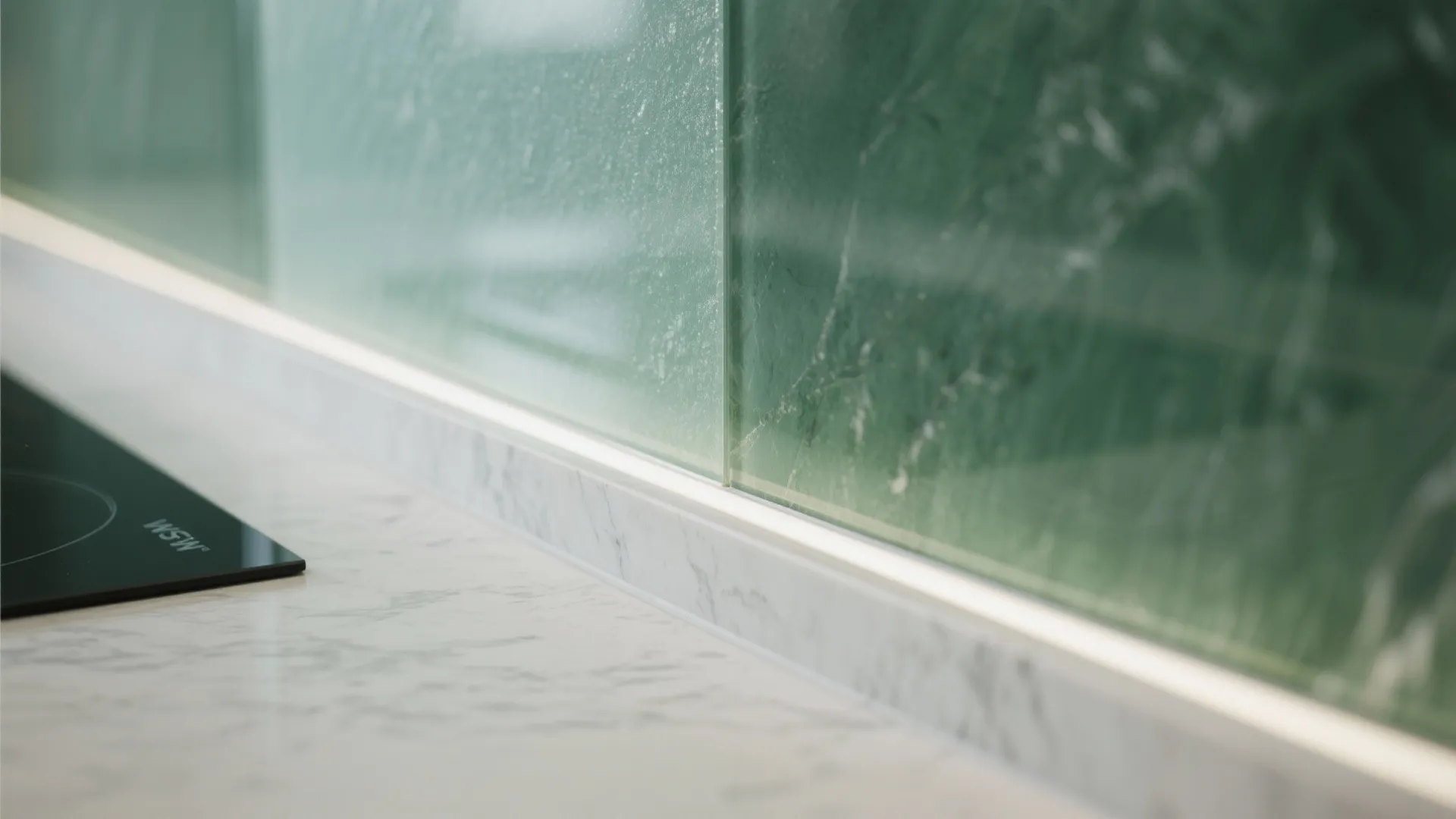 Glass Backsplash for Light and Easy Cleaning