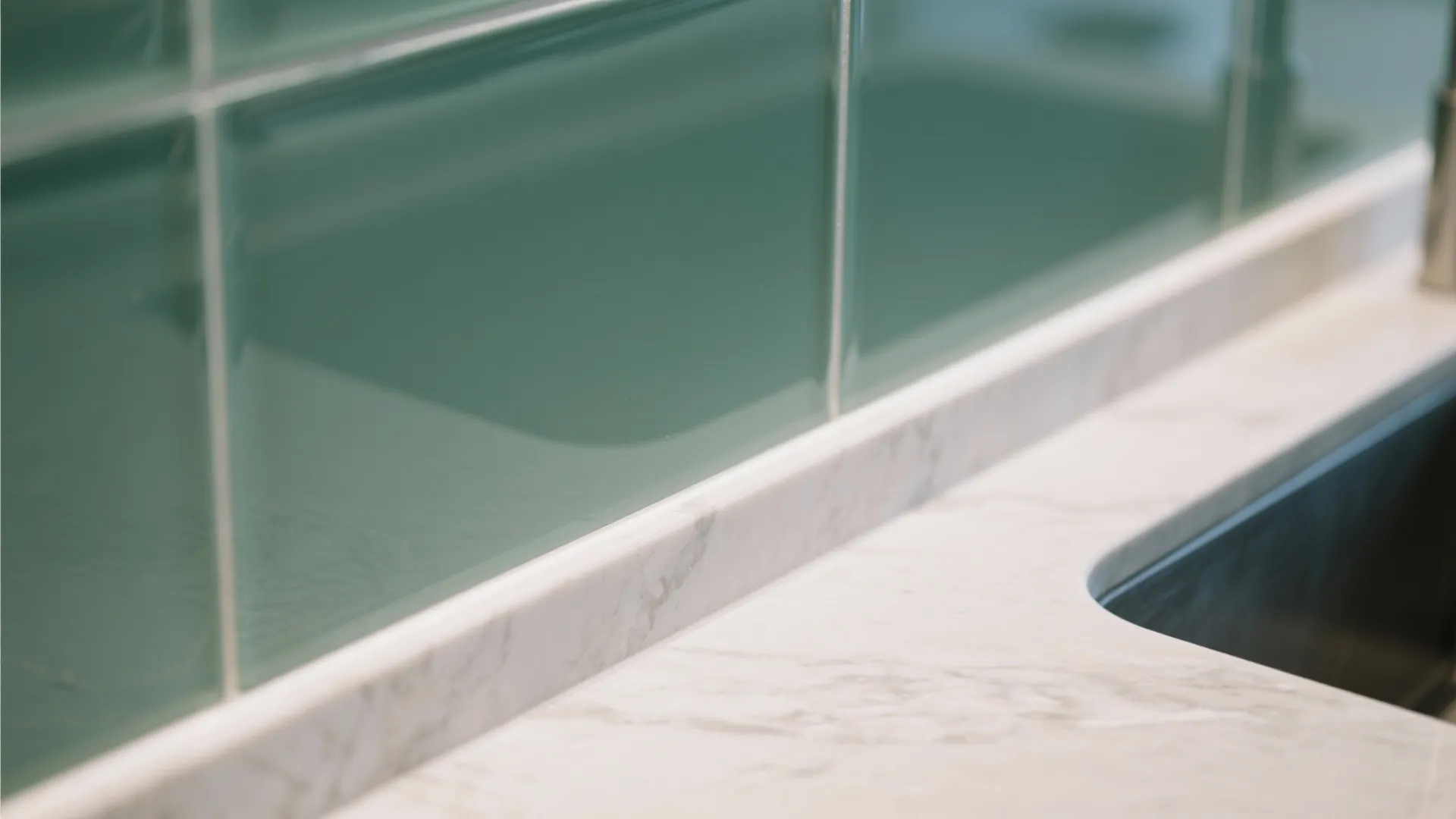 Glass Backsplash for Light and Hygiene