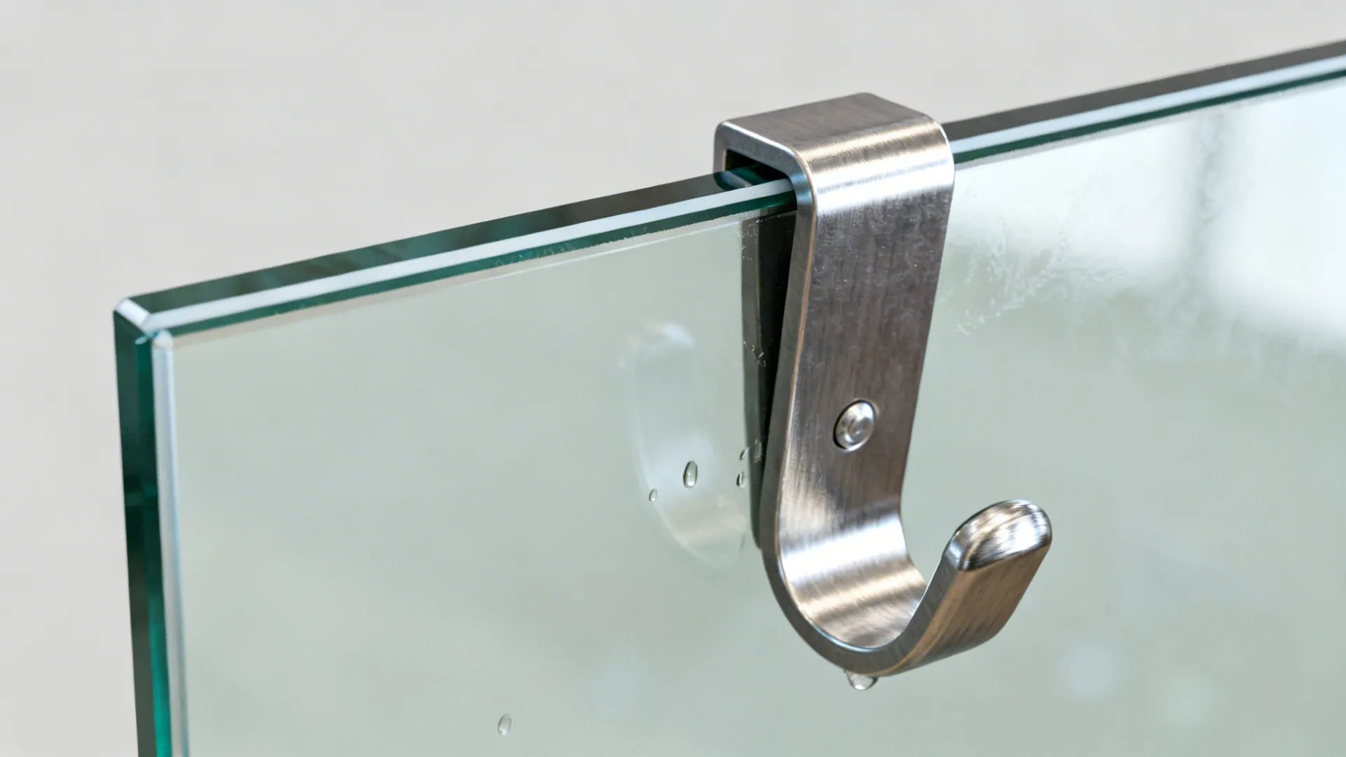 3) Glass backsplash with reflective rails for utensils