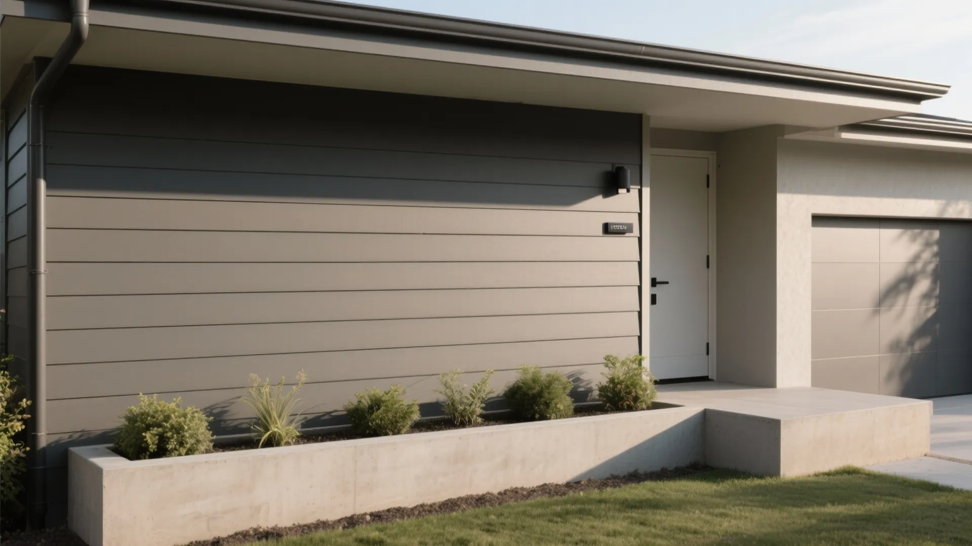 Horizontal lines and a grounded palette