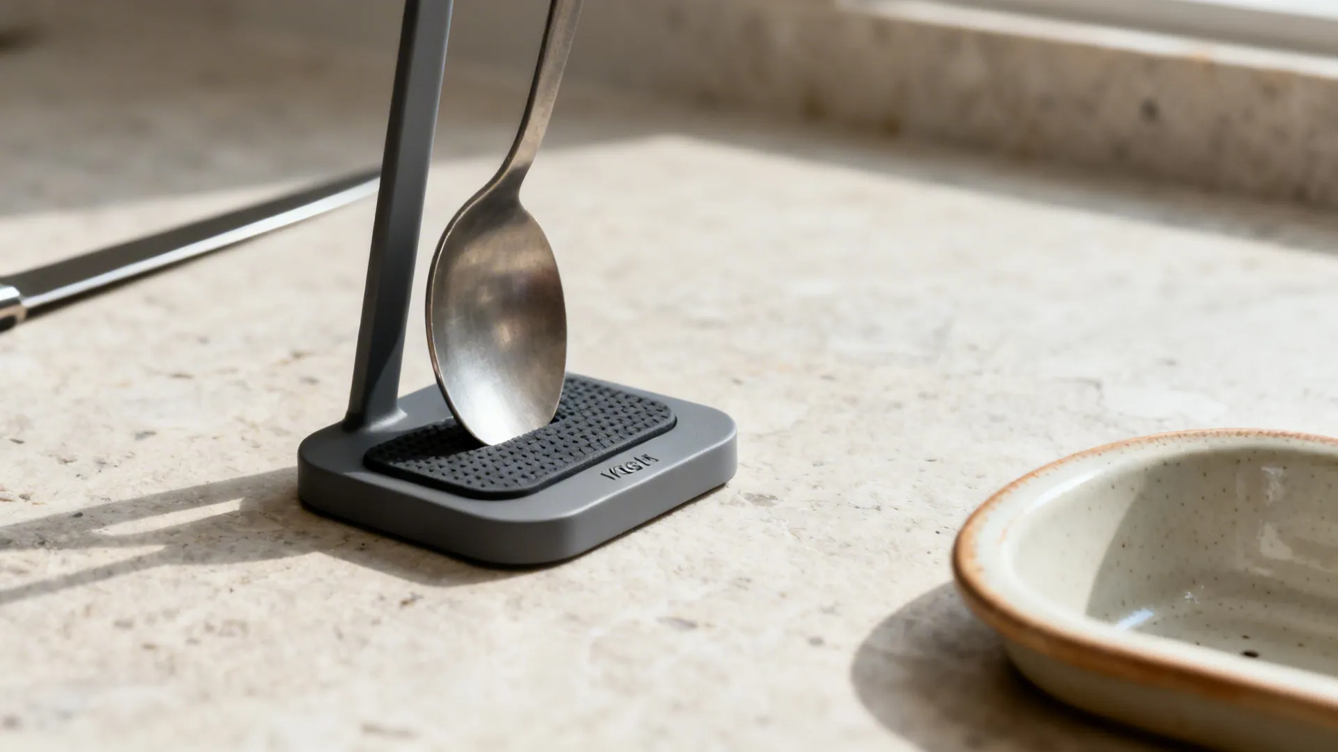 L-Shaped Counter Flow with a Corner Spoon Station