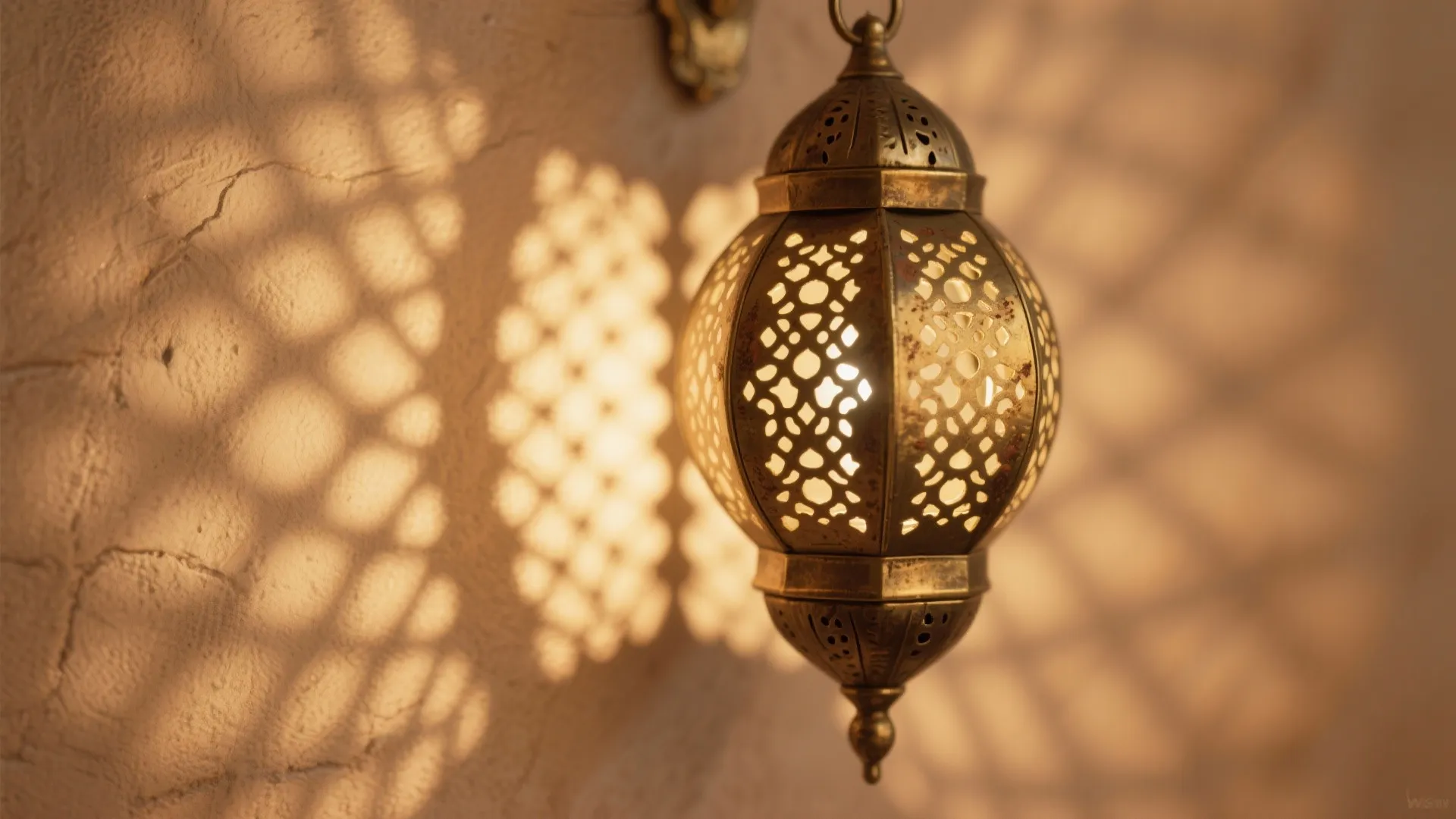 4) Brass, pierced lanterns, and flattering mirrors