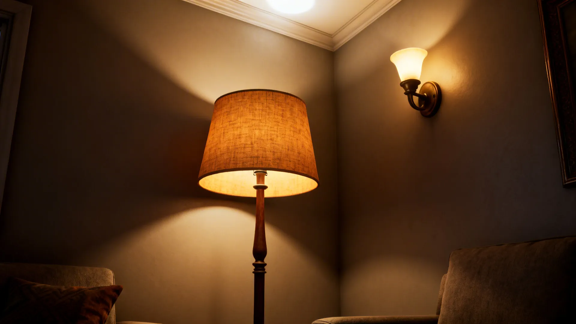 Corner with layered lighting: floor lamp, wall sconce and ambient light brightening the space