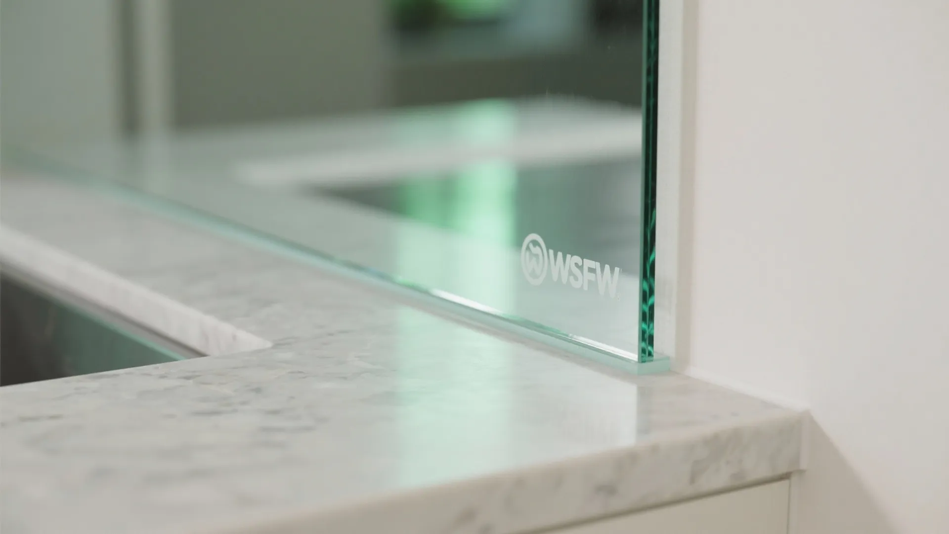 Glass splashbacks for depth and bounce