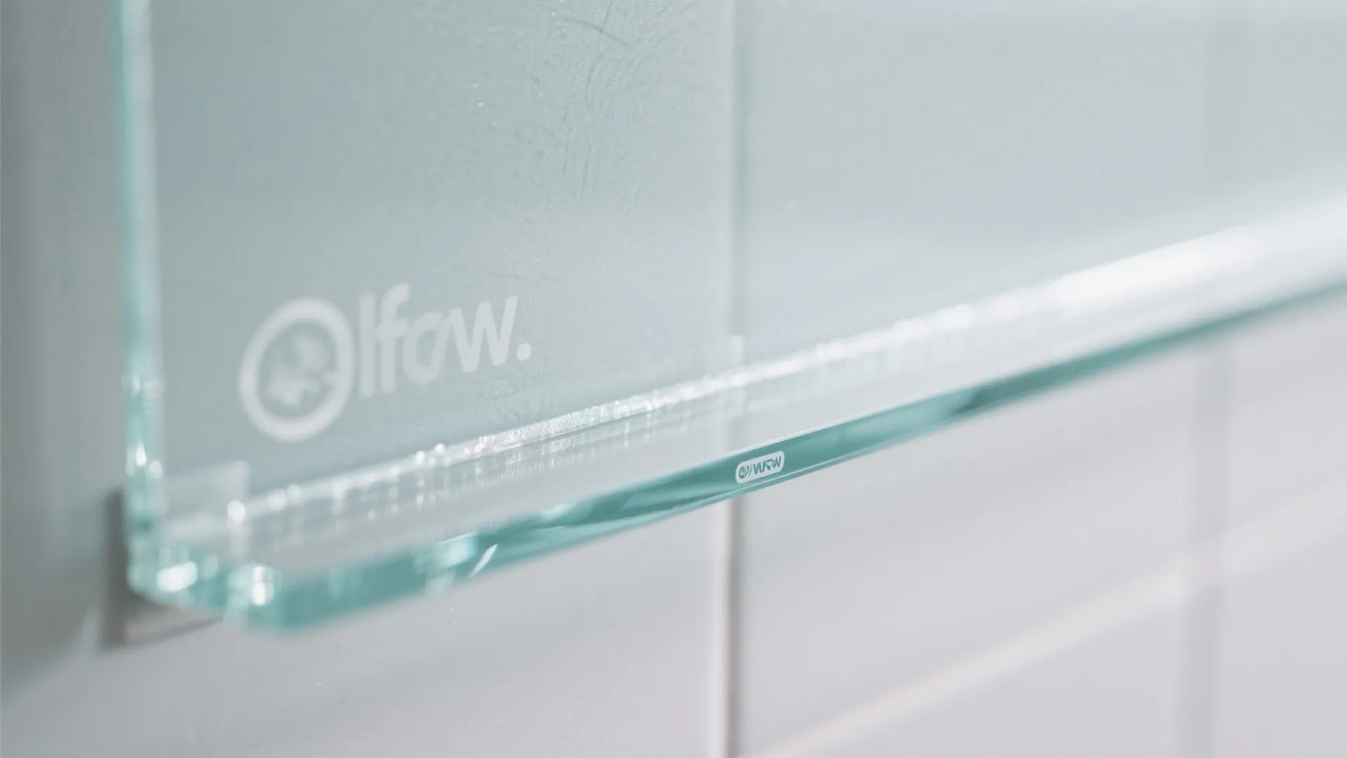 Glass Backsplash for Light and Easy Cleaning