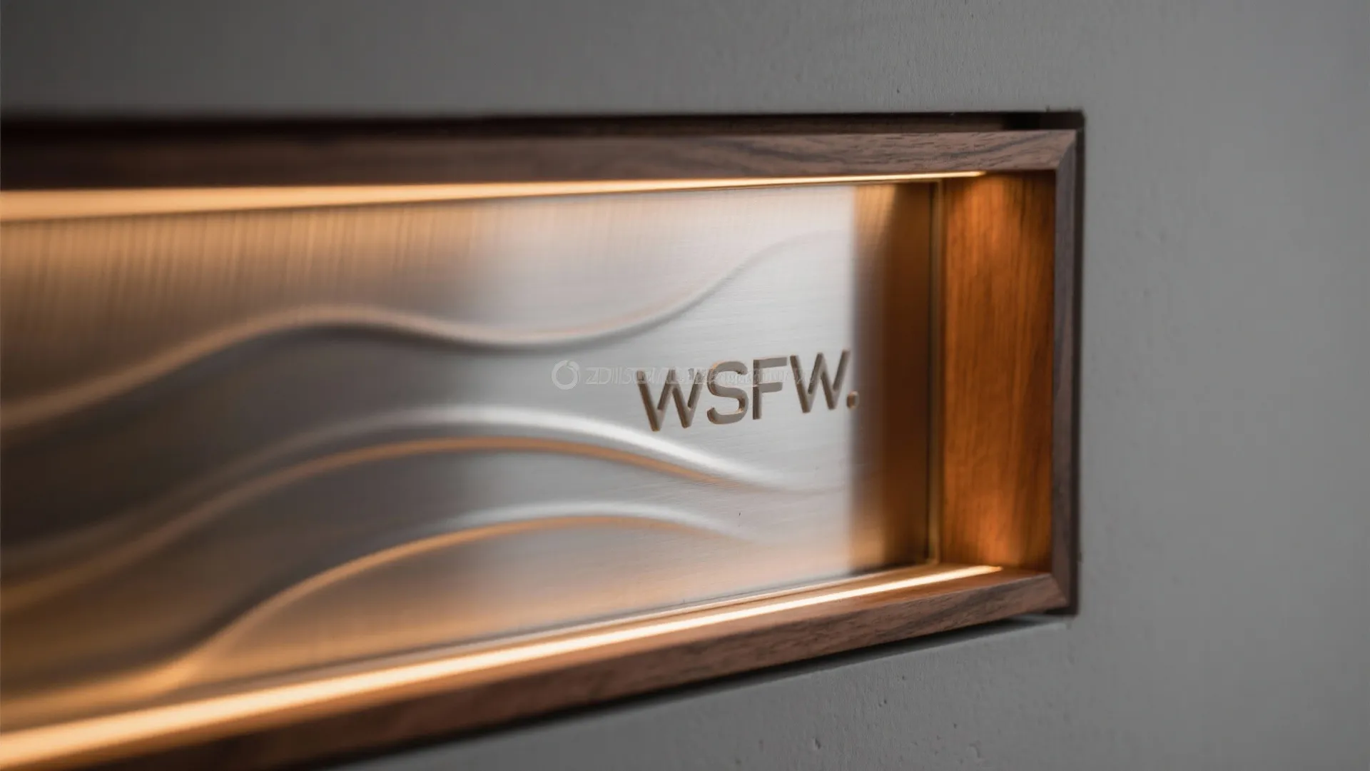 Mixed Materials with Light: Metal, Wood, and a Soft Glow