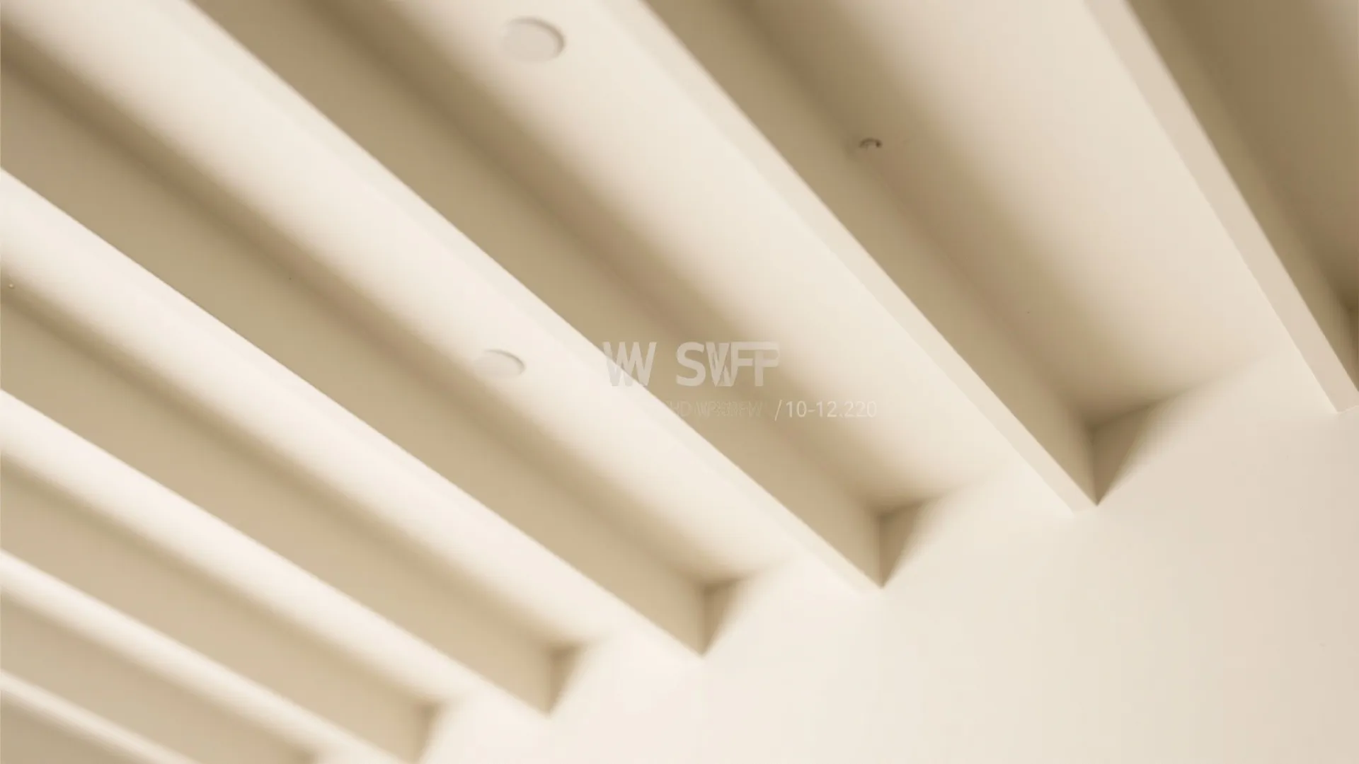 Micro-Coffers and Slatted Looks, Sans Bulk