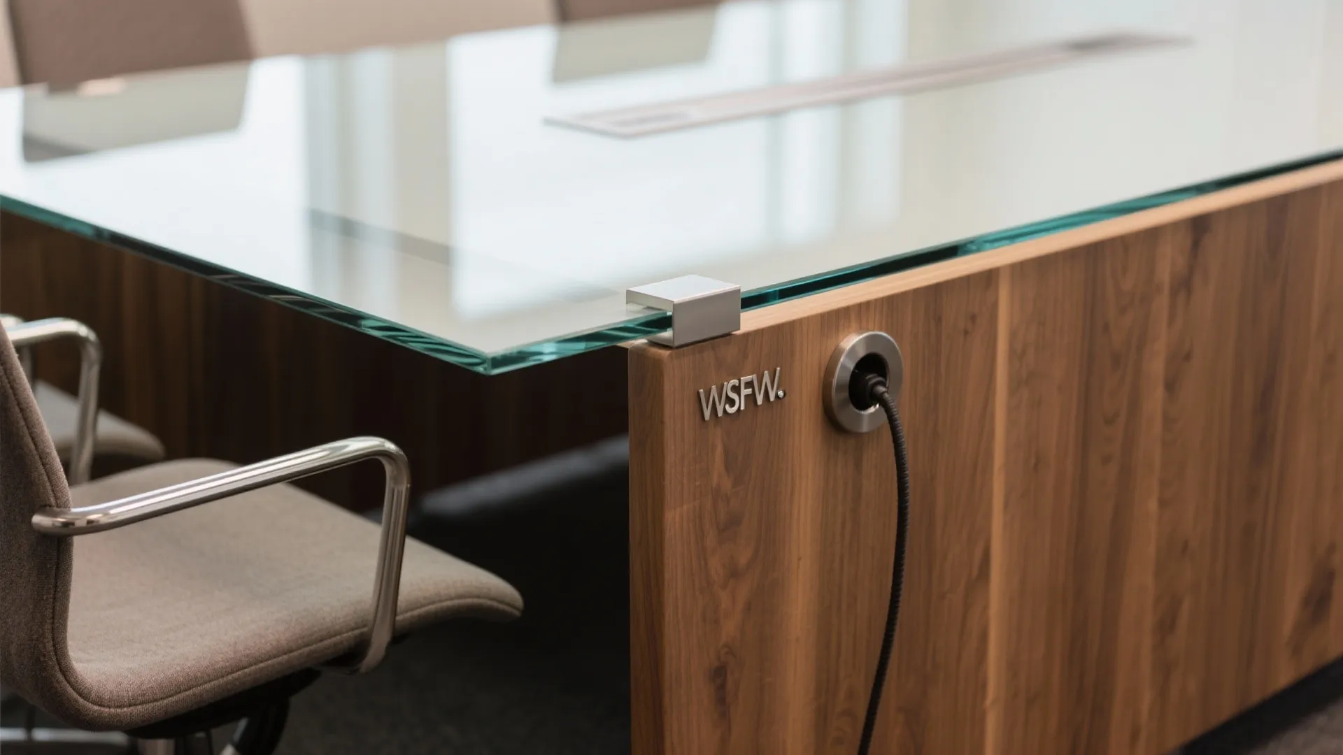 1) Minimal visual clutter, maximum clarity