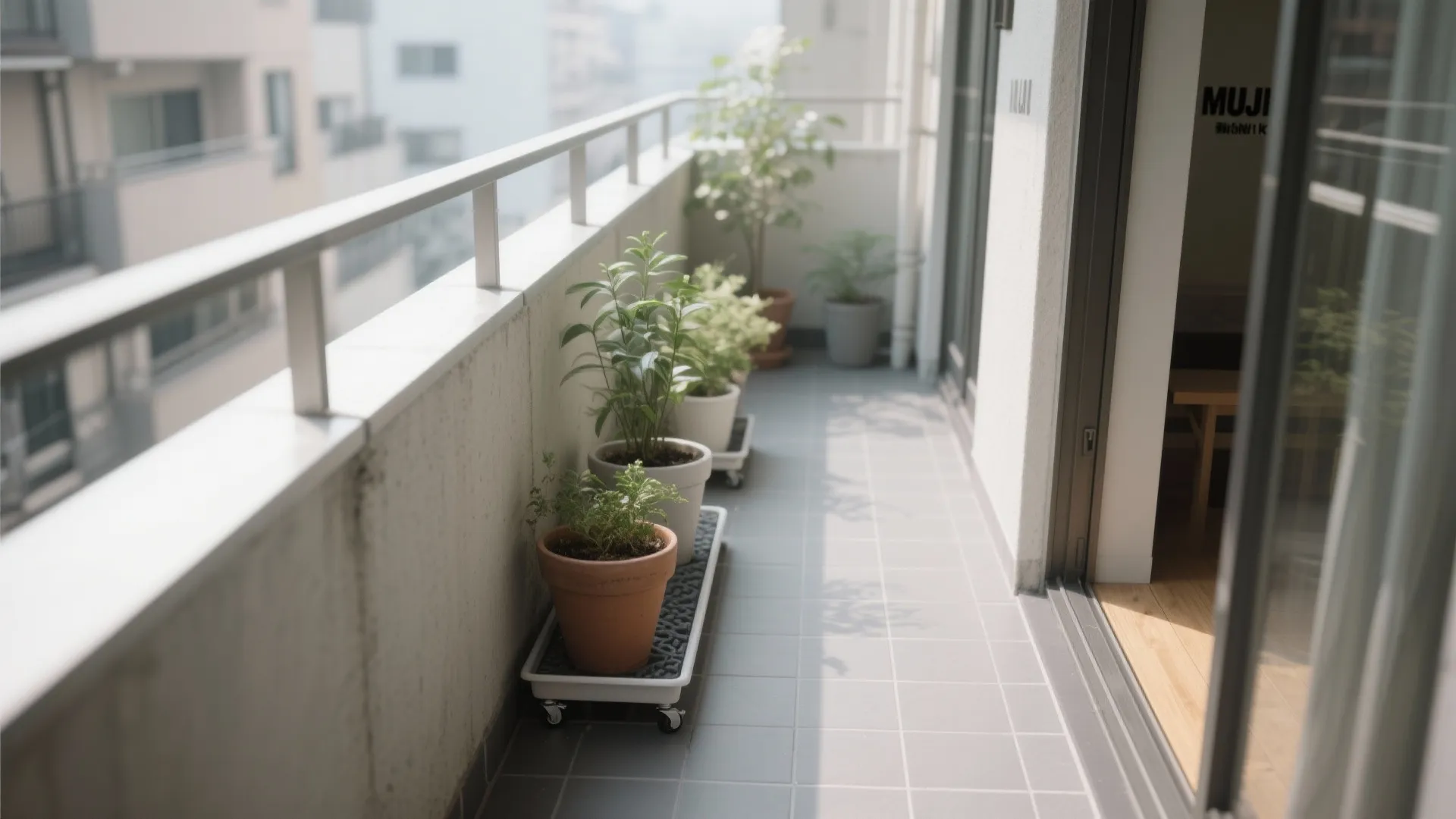 Tips 2: 受け皿＋キャスター台で「収納技巧」と「動線規画」を両立