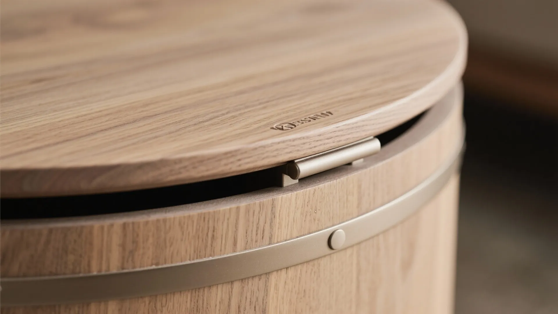 Minimal round tables with hidden storage