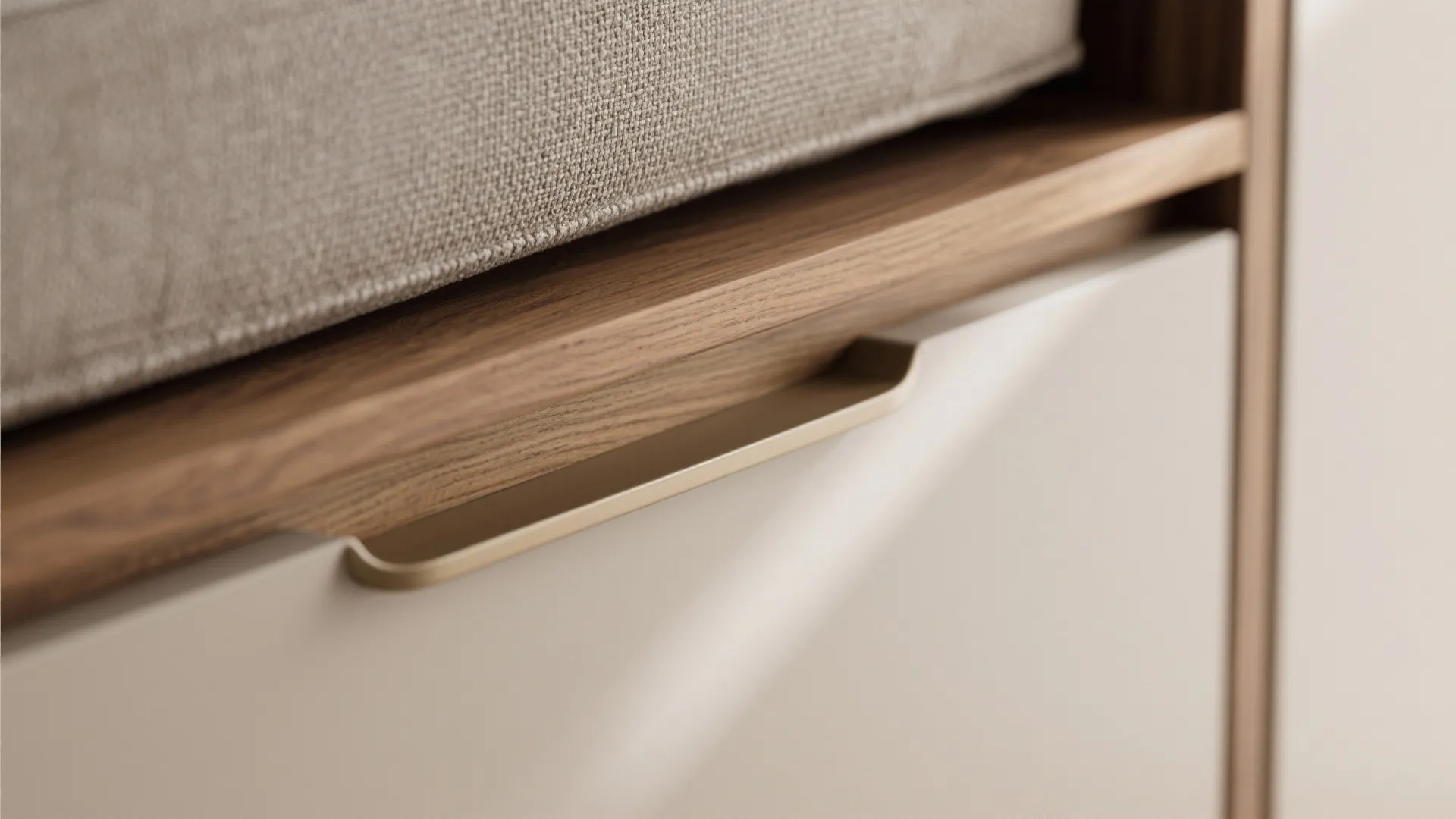 Warm Minimalism for Clutter-Free Living