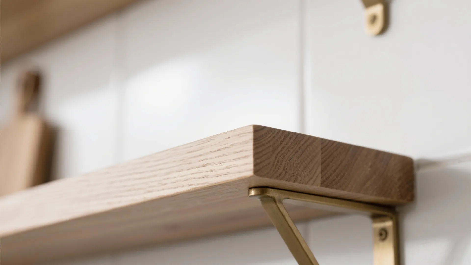 Warm Wood Accents That Don’t Shrink Space