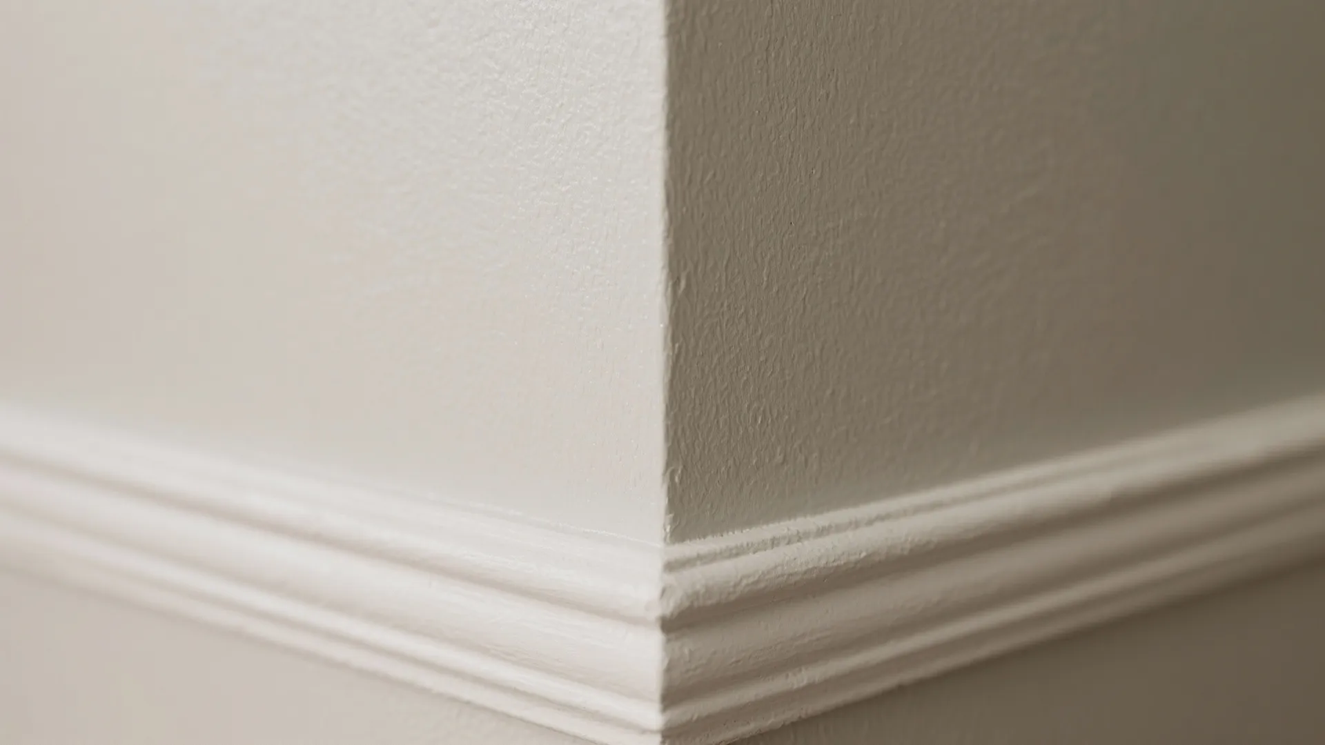 1) Tone-on-tone neutrals with layered sheen