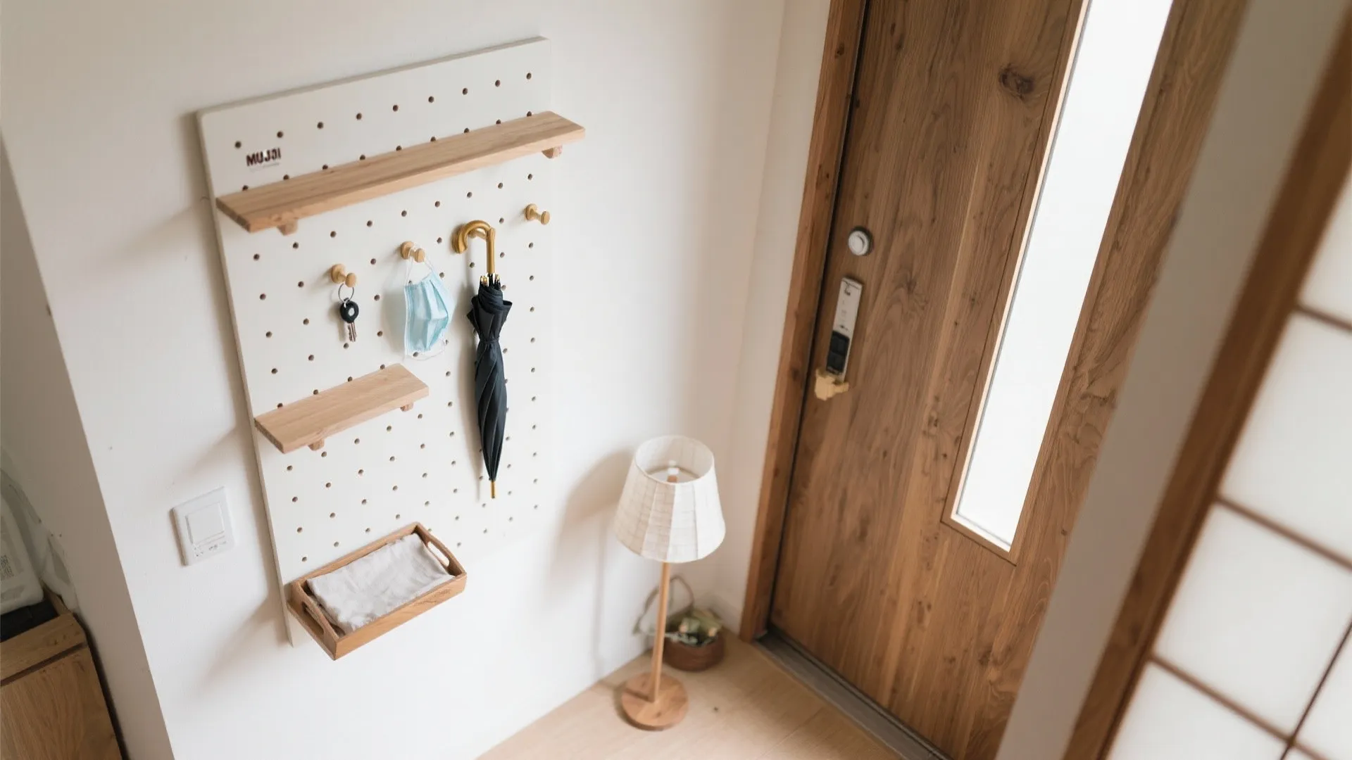 壁を“収納の主役”にする：有孔ボード×浅型シェルフで収納技巧を最大化