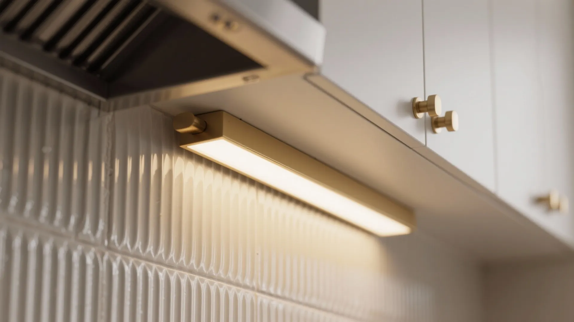 Adjustable Picture Lights for Backsplash Drama