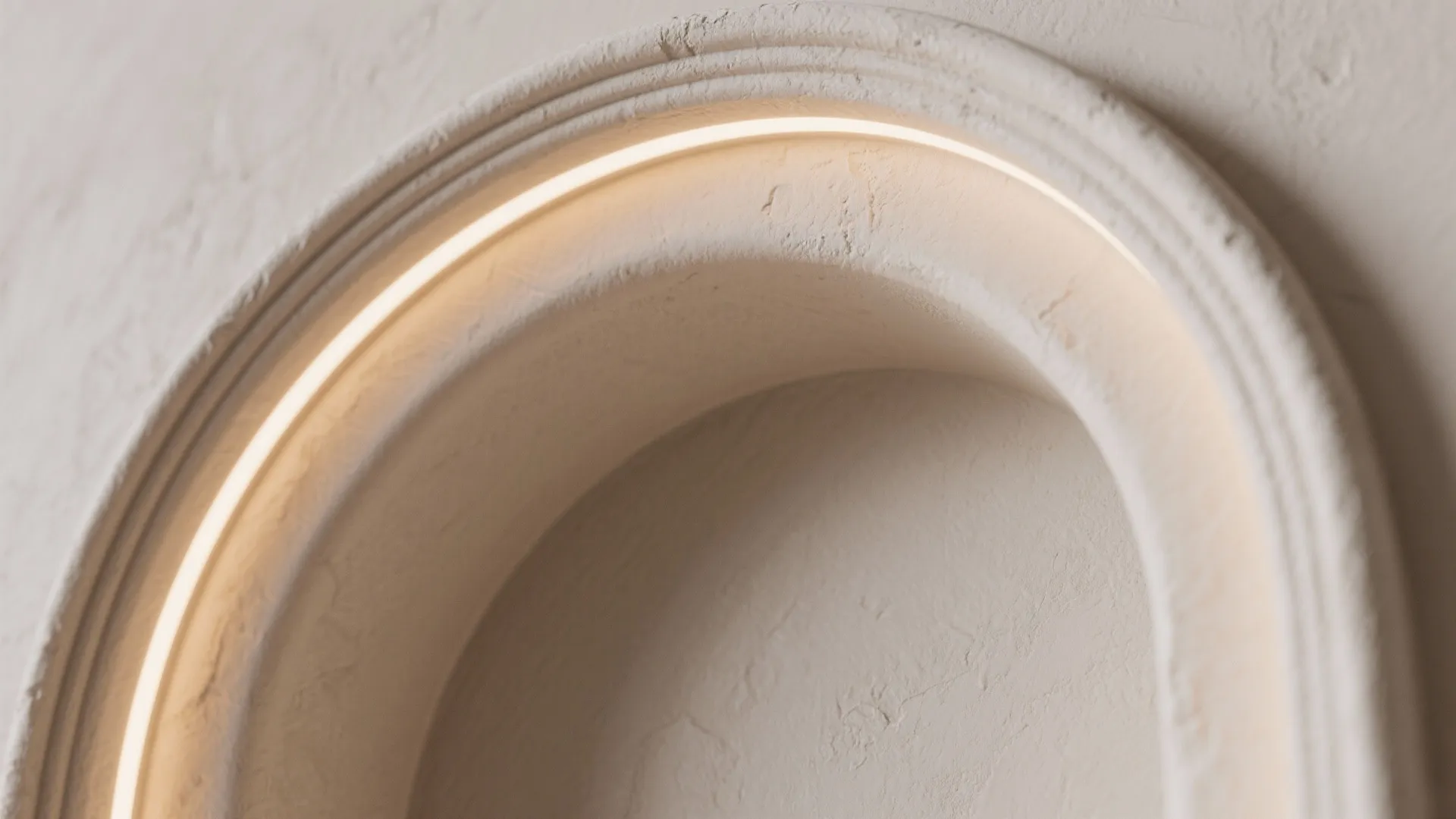 Arched plaster micro-pillars with niches
