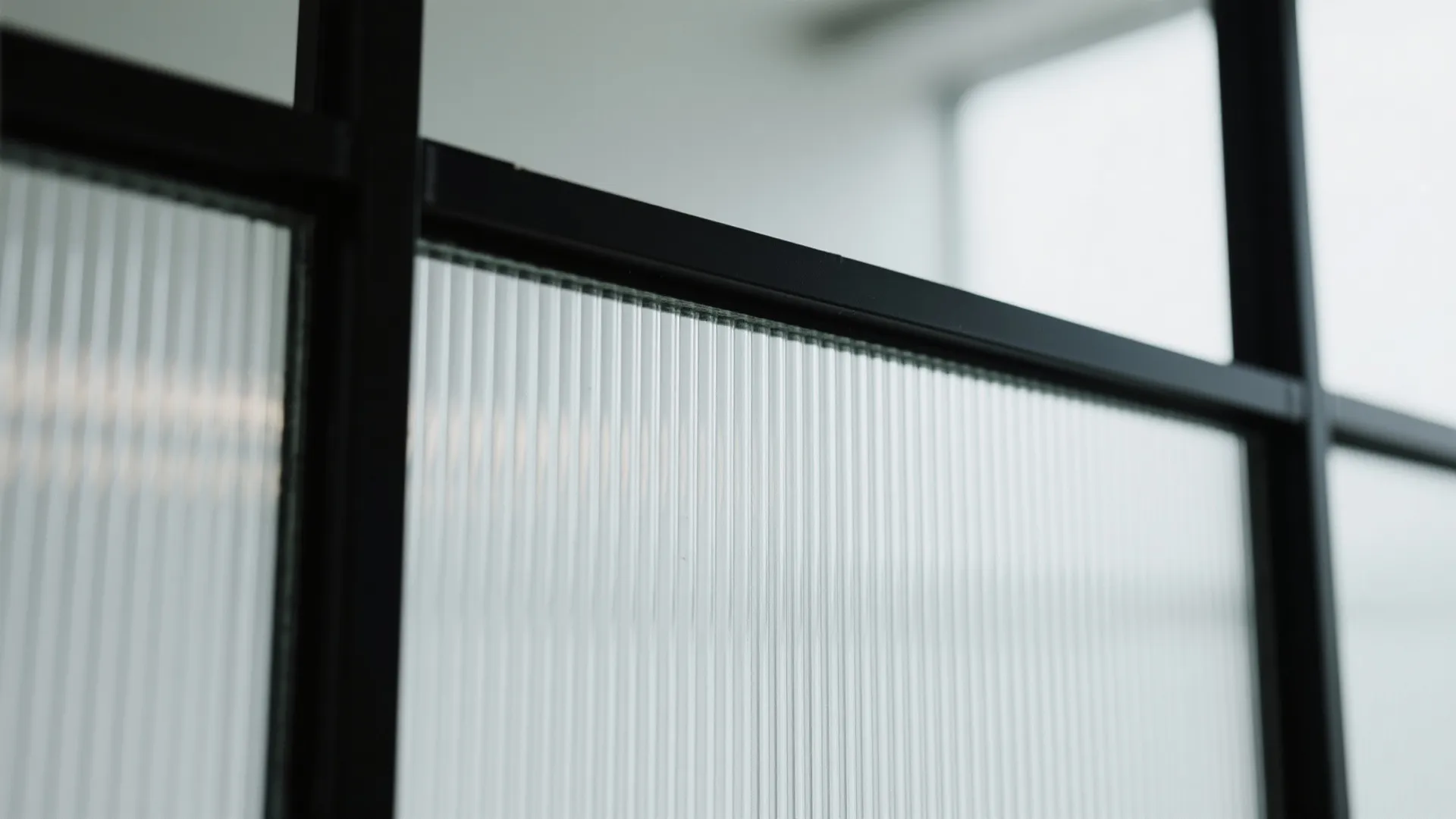 Glass partitions for light and quiet