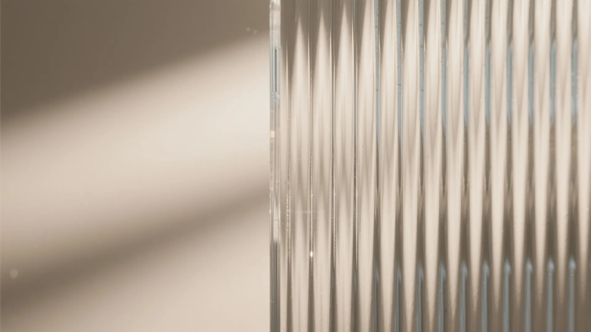 [Section: Inspiration 2] Light-sharing glass and reflective layers