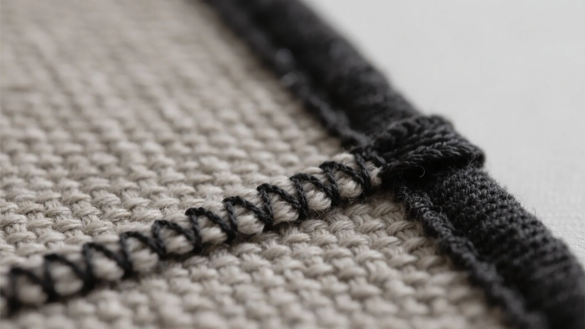 1) Minimalist Runner with Bold Binding