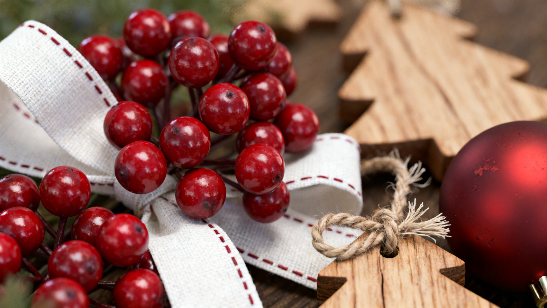 Red and White Christmas Tree Ideas — 5 Festive Looks
