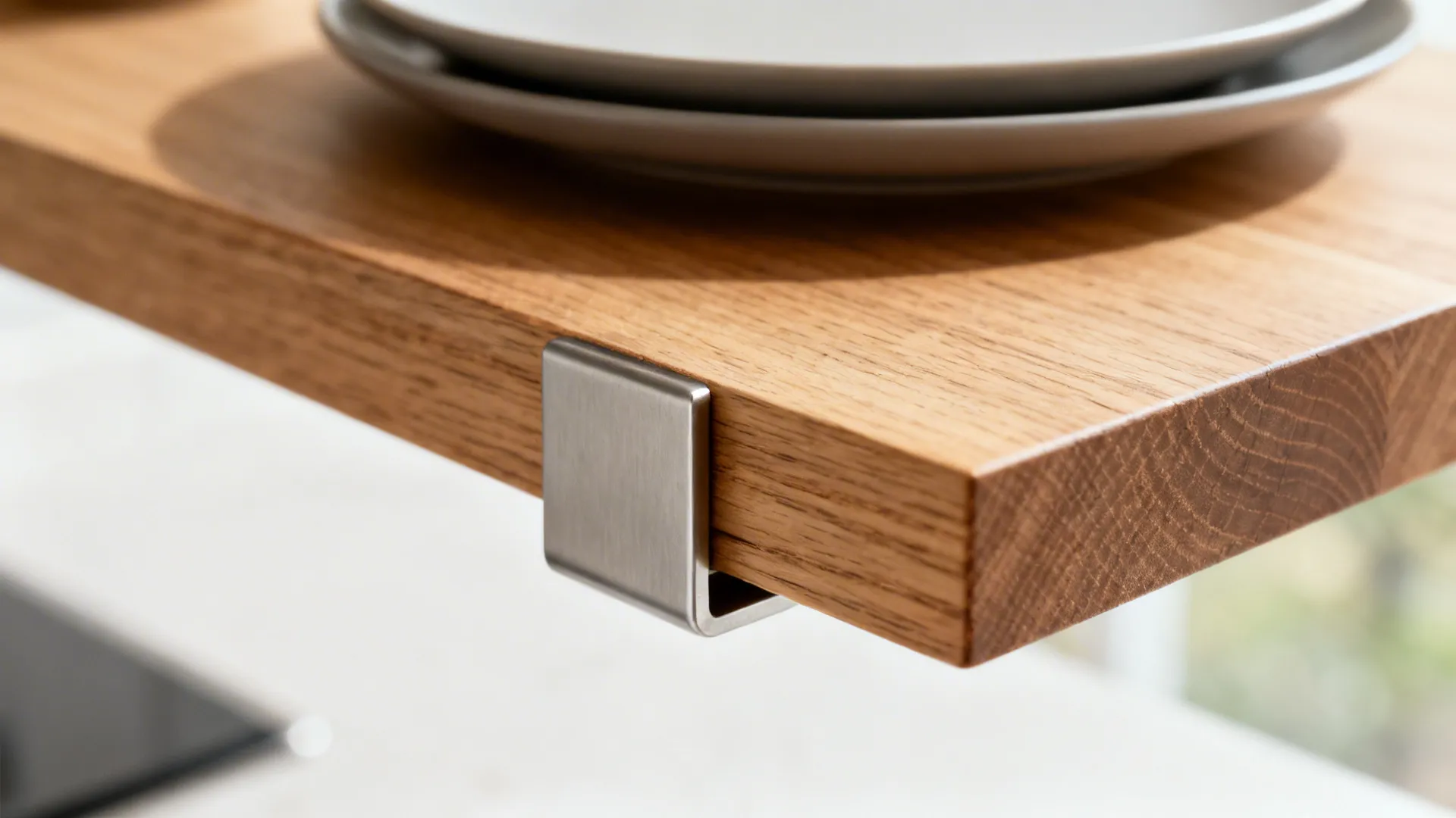 Open shelves with a closed backbone