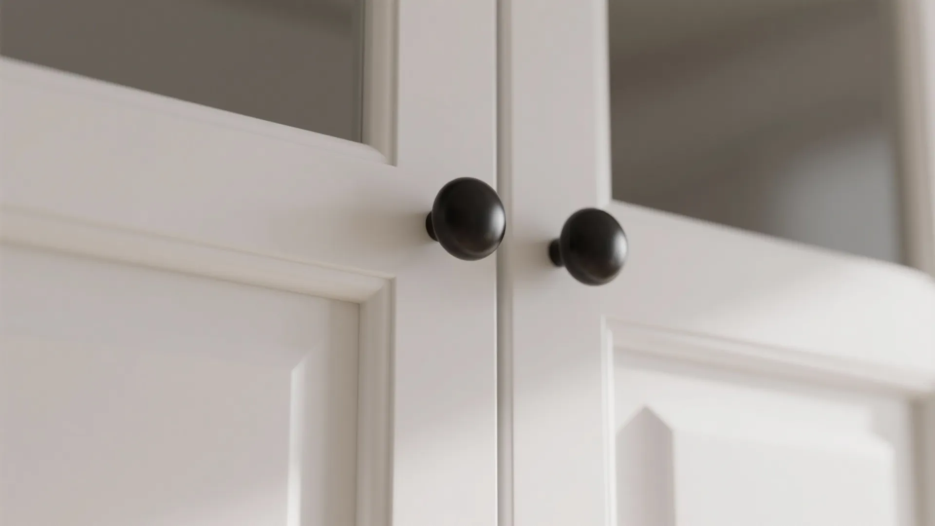 2. Slim black knobs to keep a timeless balance