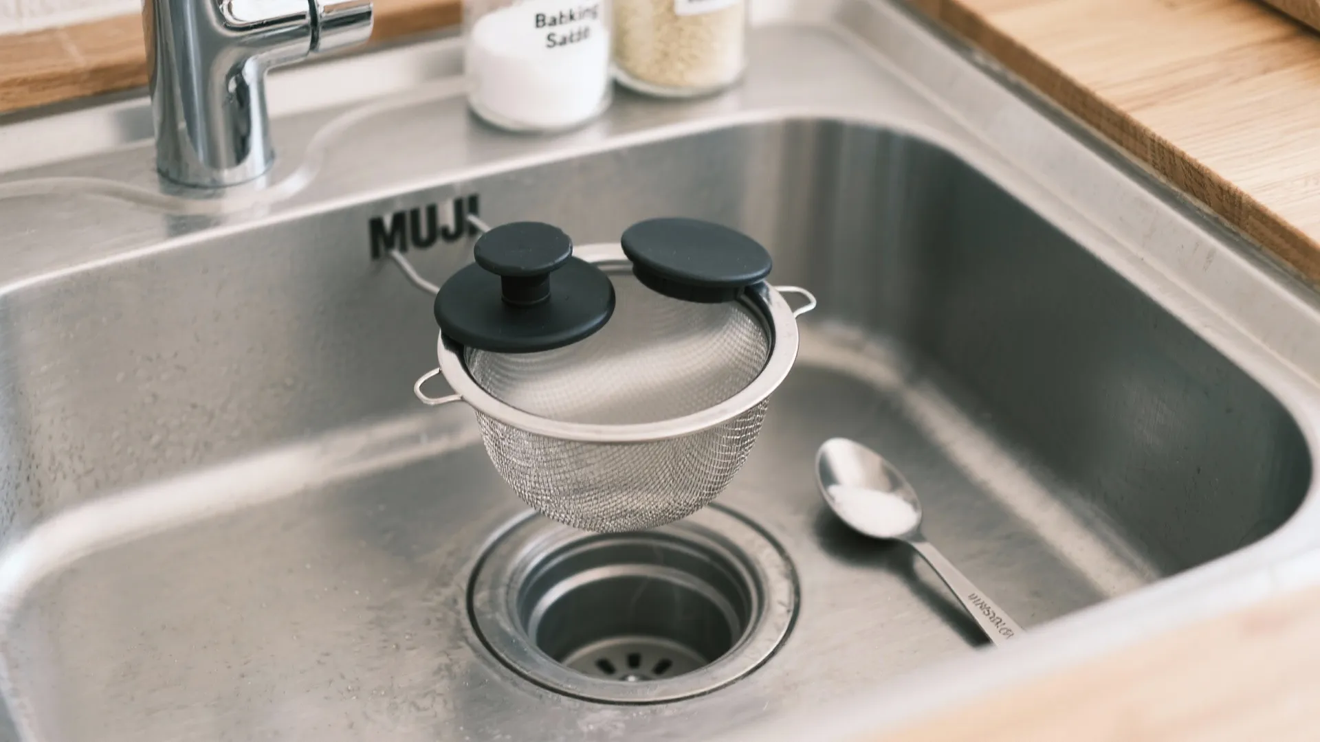 排水口＝虫の高速道路を止める：乾湿2段フタとクエン酸×重曹の定期清掃（動線計画）