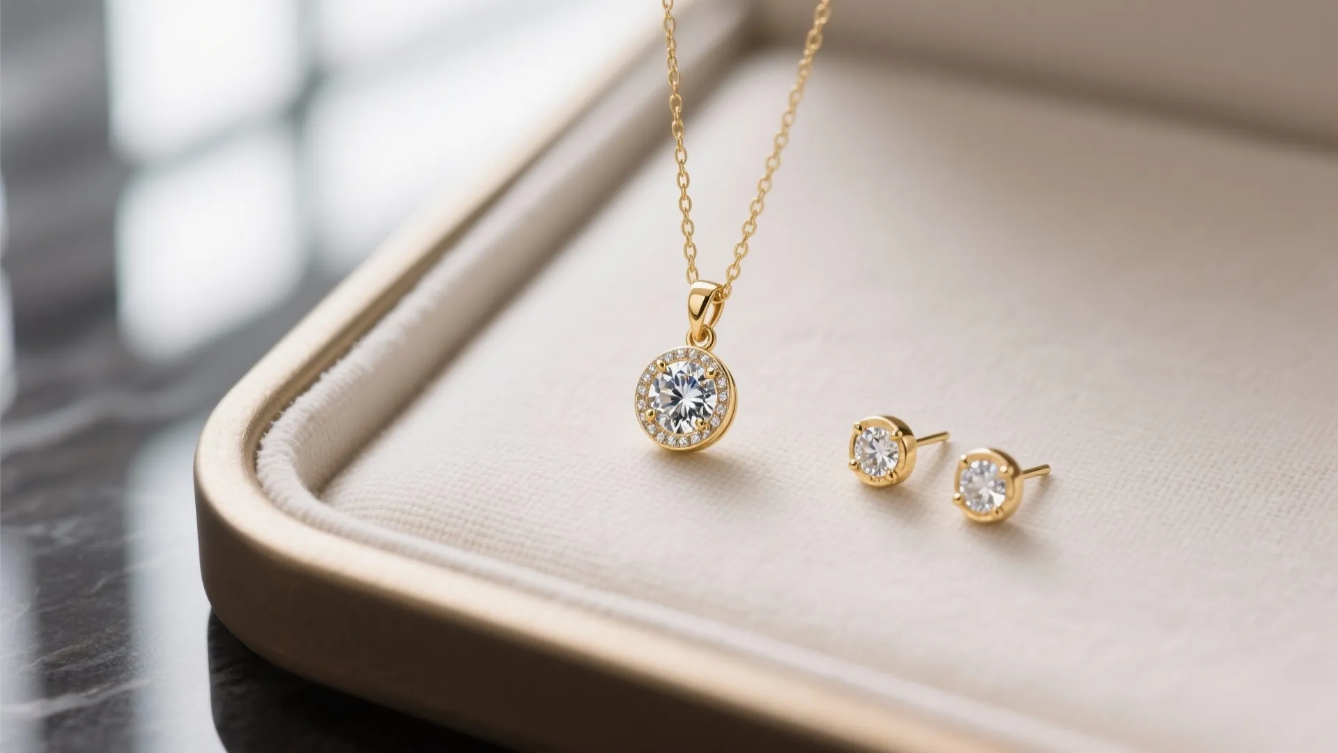 Solitaire minimalism for daily wear