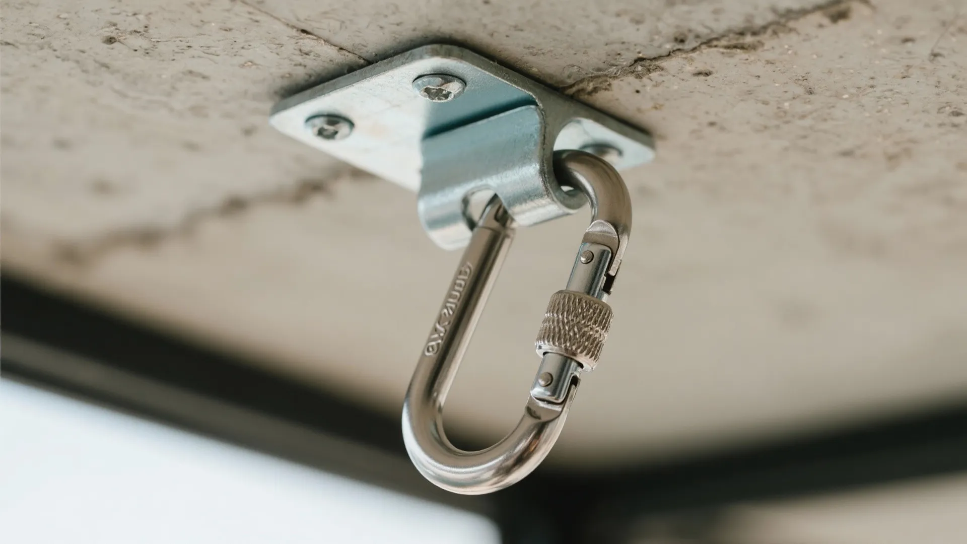 3) Ceiling-hung vs. freestanding: choosing the right support