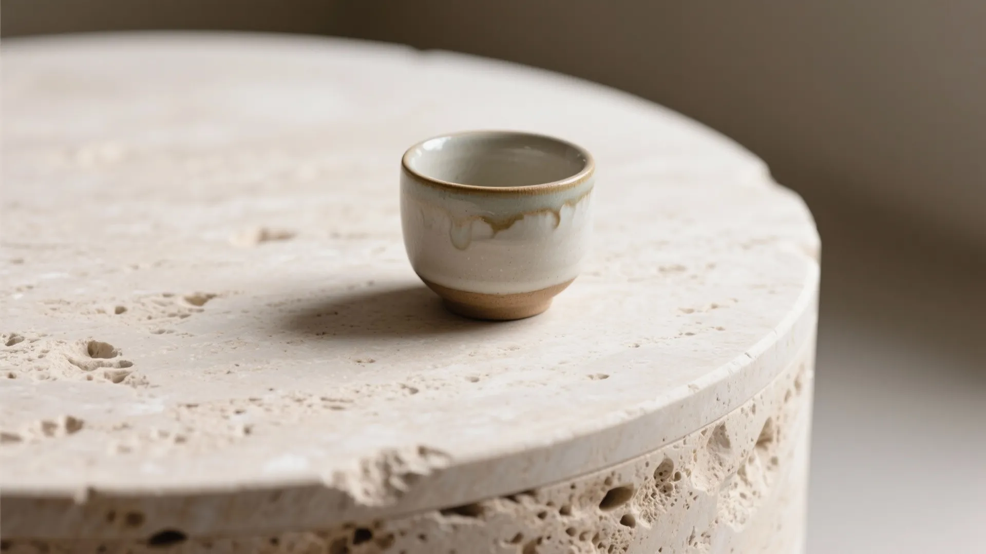 5) Sculptural stone or ceramic as a compact accent