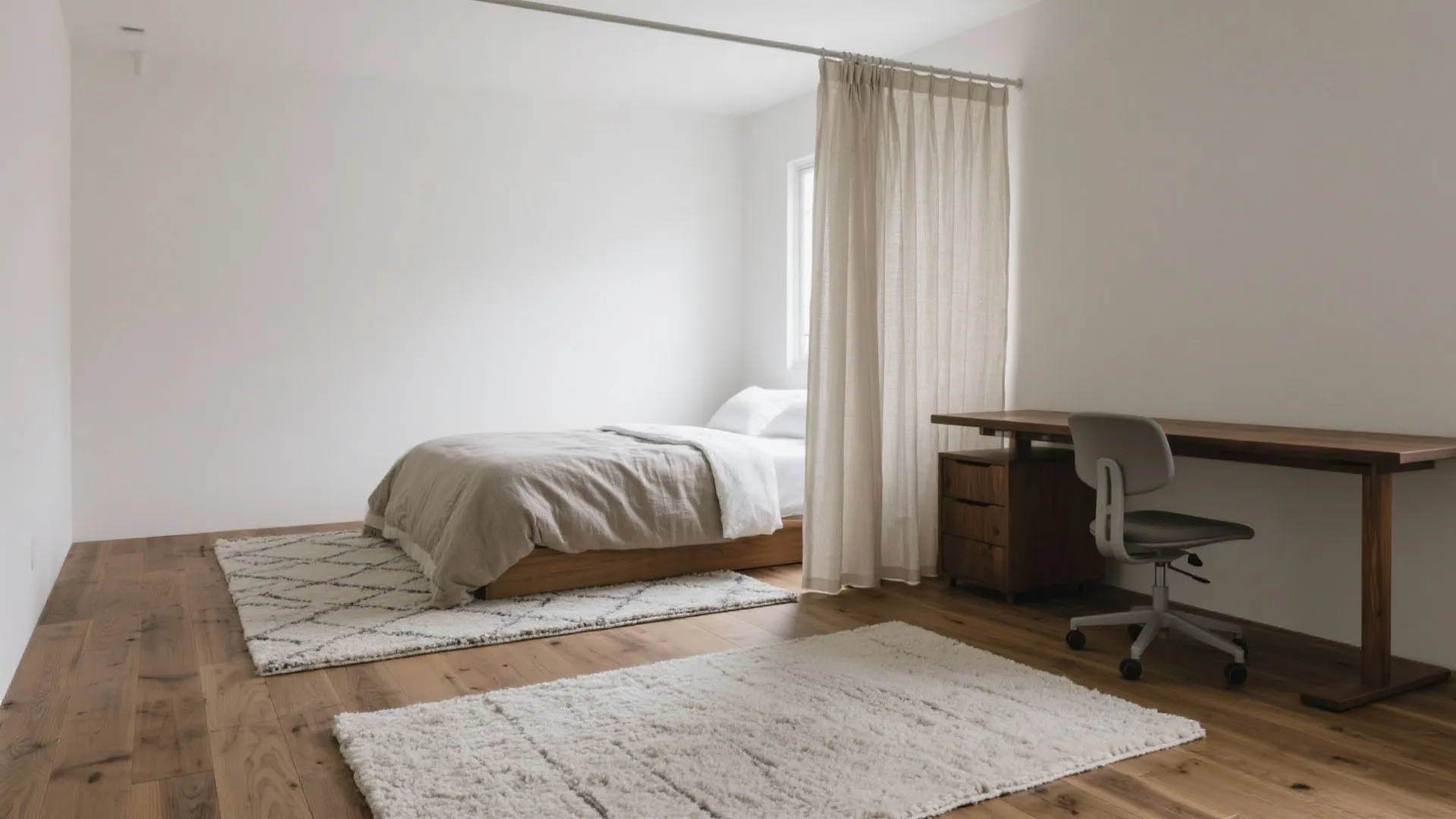 ゾーニングは床で切り替える｜ラグとカーテンで1Rを“擬似1K”化