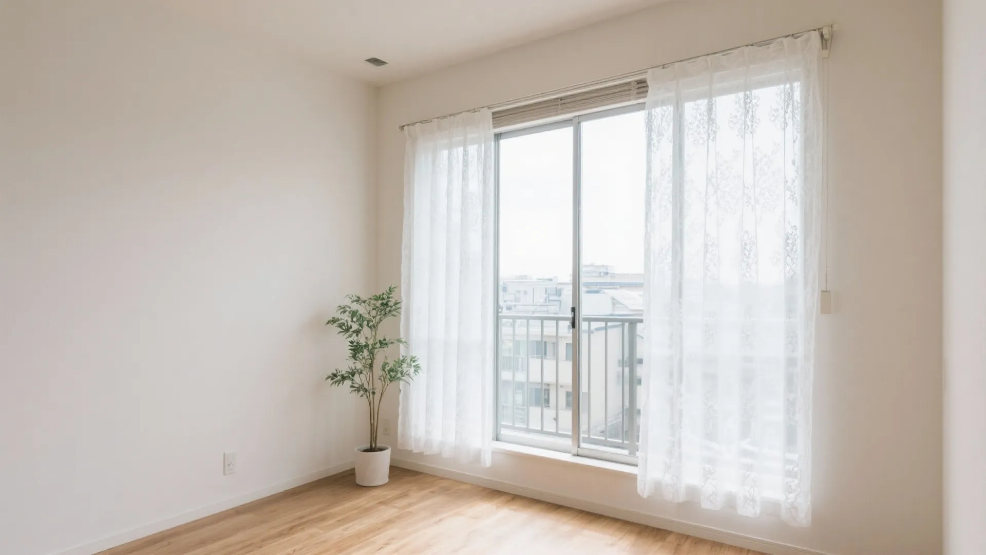 ベランダ側は“最軽量の窓まわり”｜縦方向の抜けで広く見せる