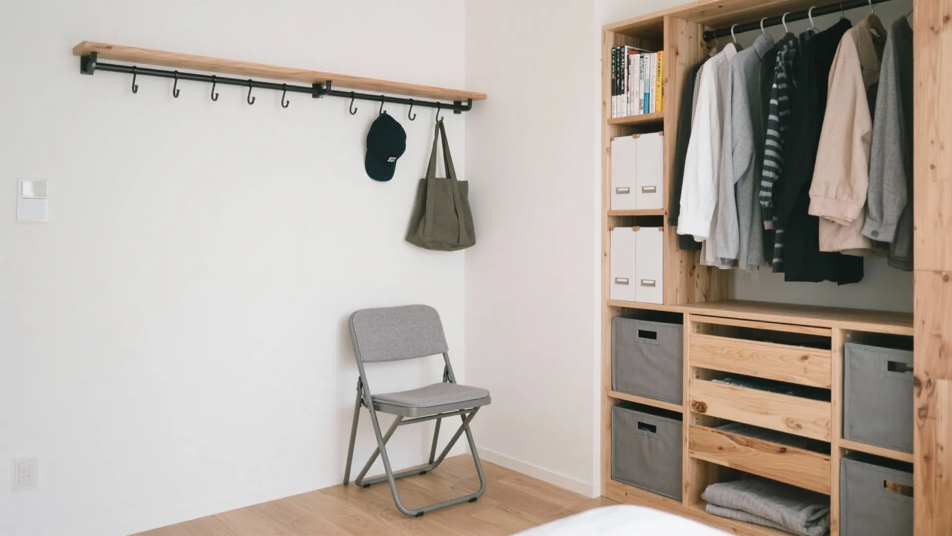 収納技巧で床を空ける：吊り・立て・重ねの優先順位