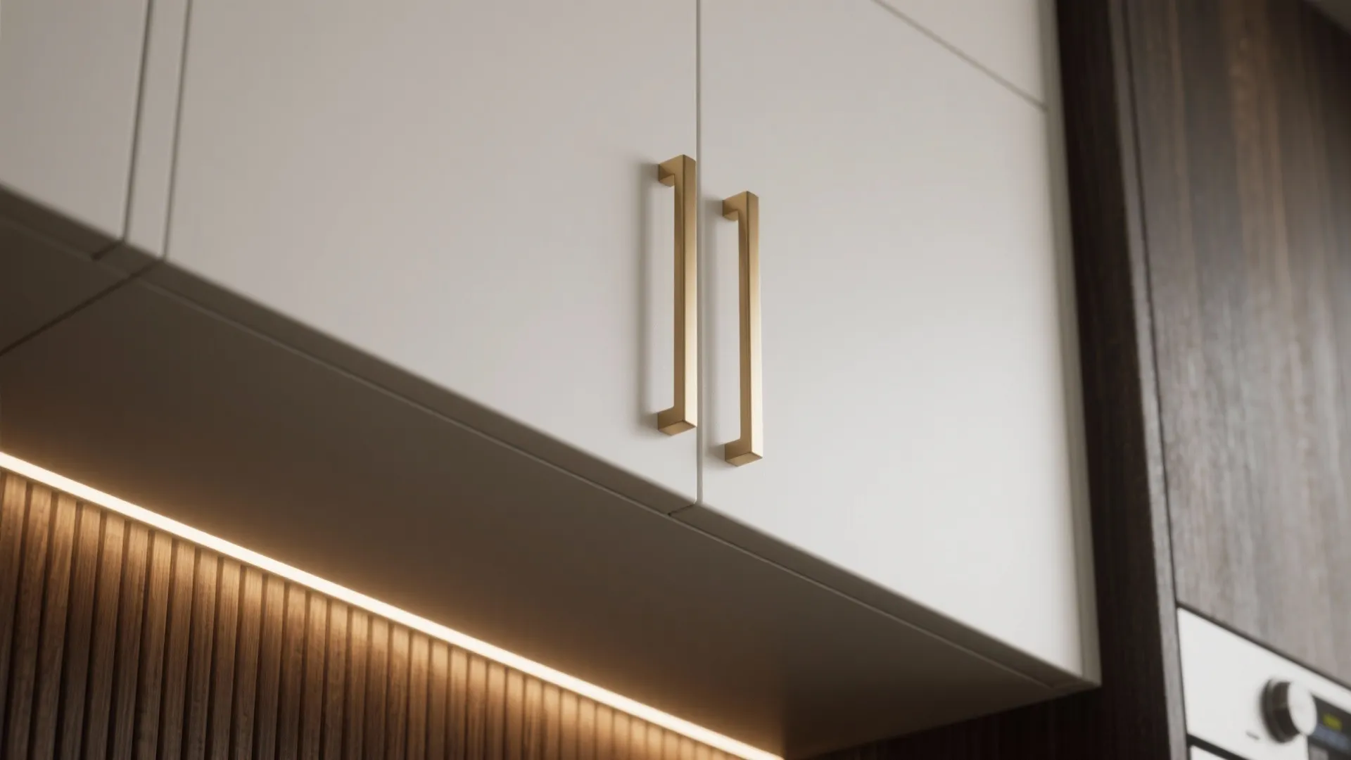 2. Two-tone cabinets with vertical grain