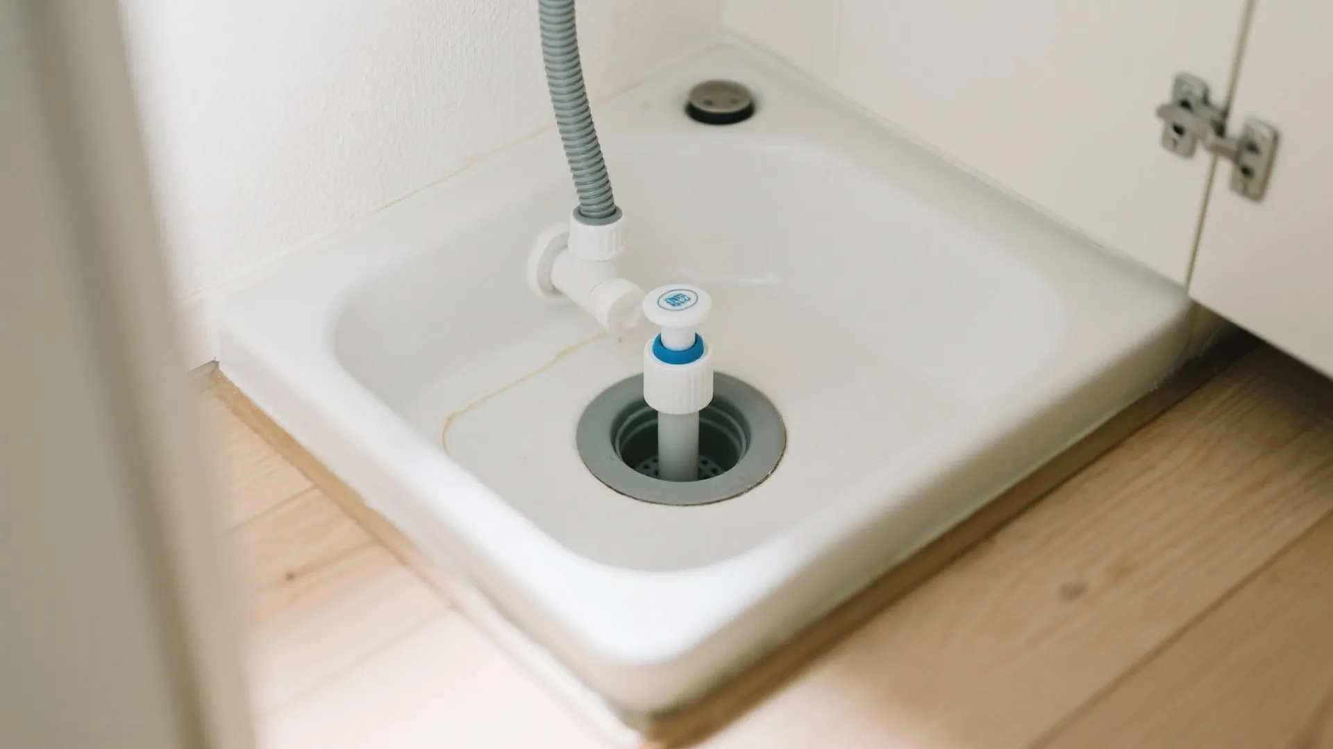 Tips 3: 洗濯機排水ホースと防臭キャップを確認（東京小戸型の盲点）