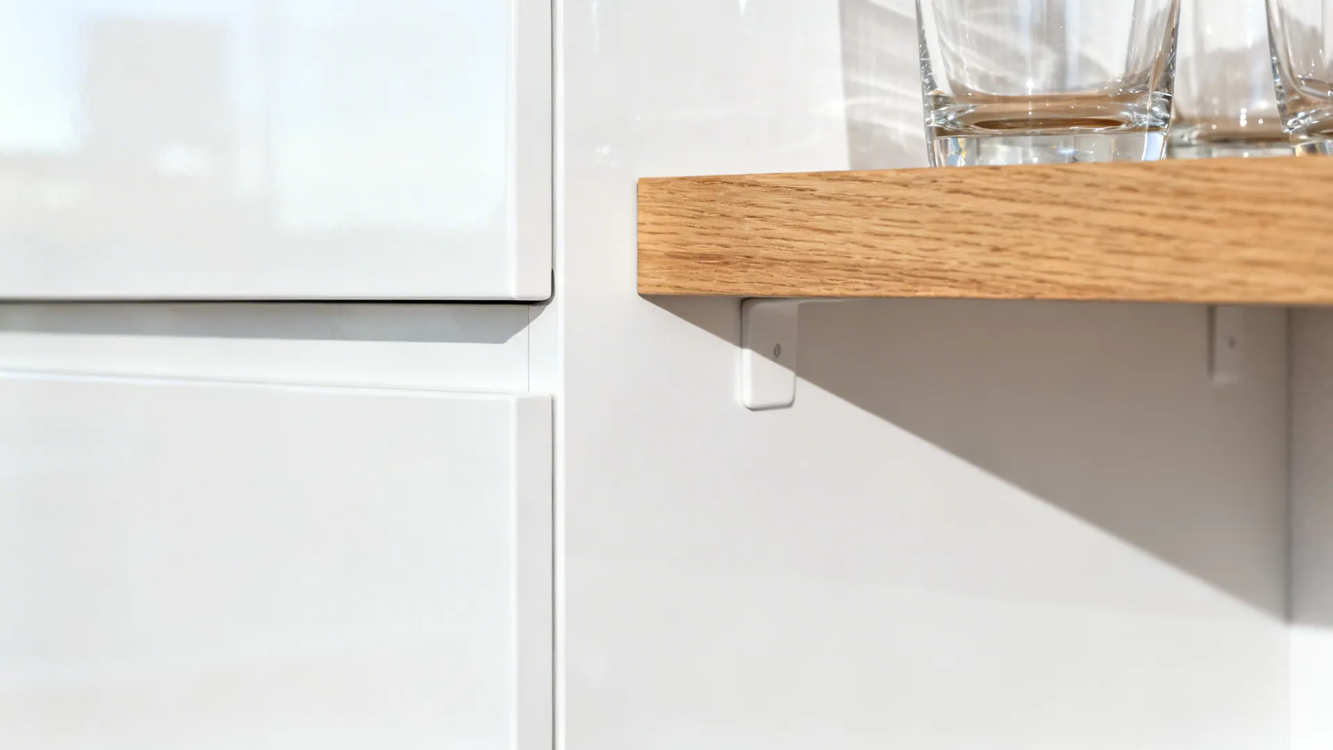 Lightweight Minimal Storage with Coastal Whites