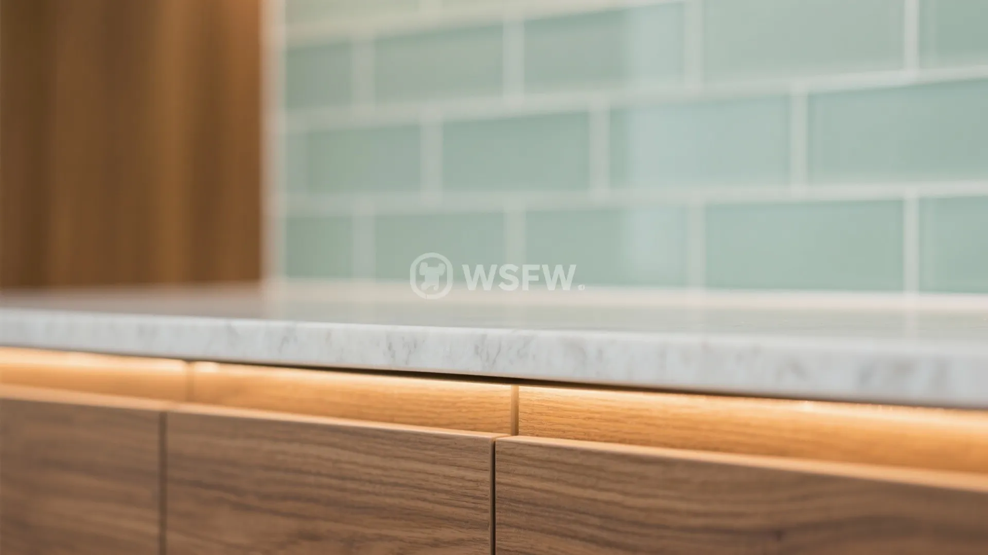 Macro of oak-look edge with quartz top and warm LED glow on a glass backsplash.